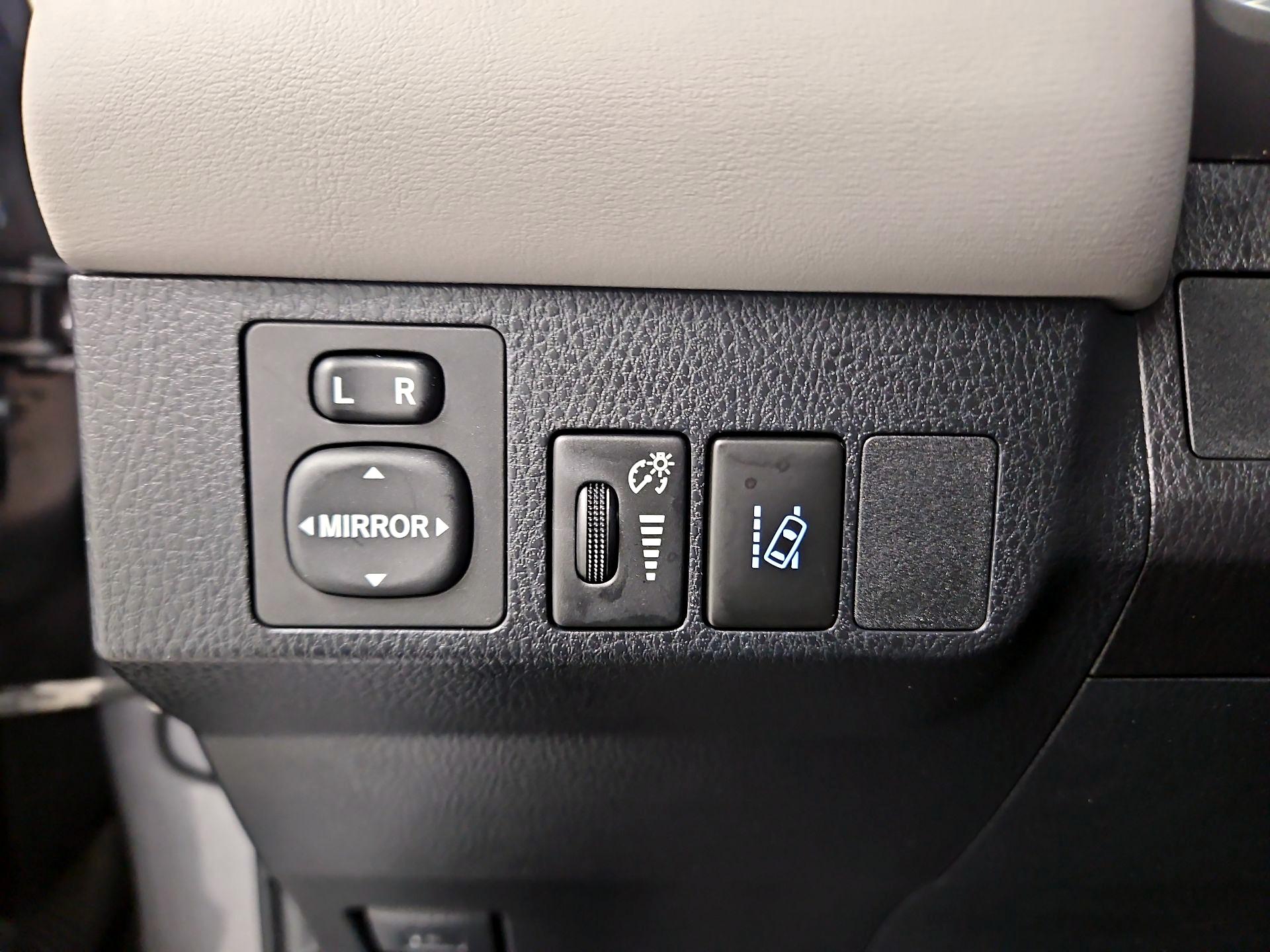 Thumbnail: 2018 Toyota RAV4 - 14