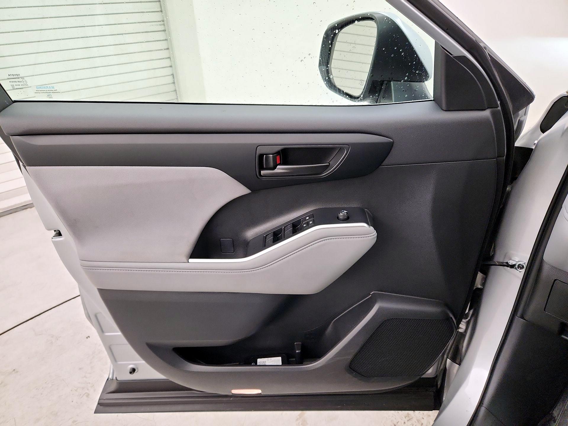 Thumbnail: 2023 Toyota Highlander - 12