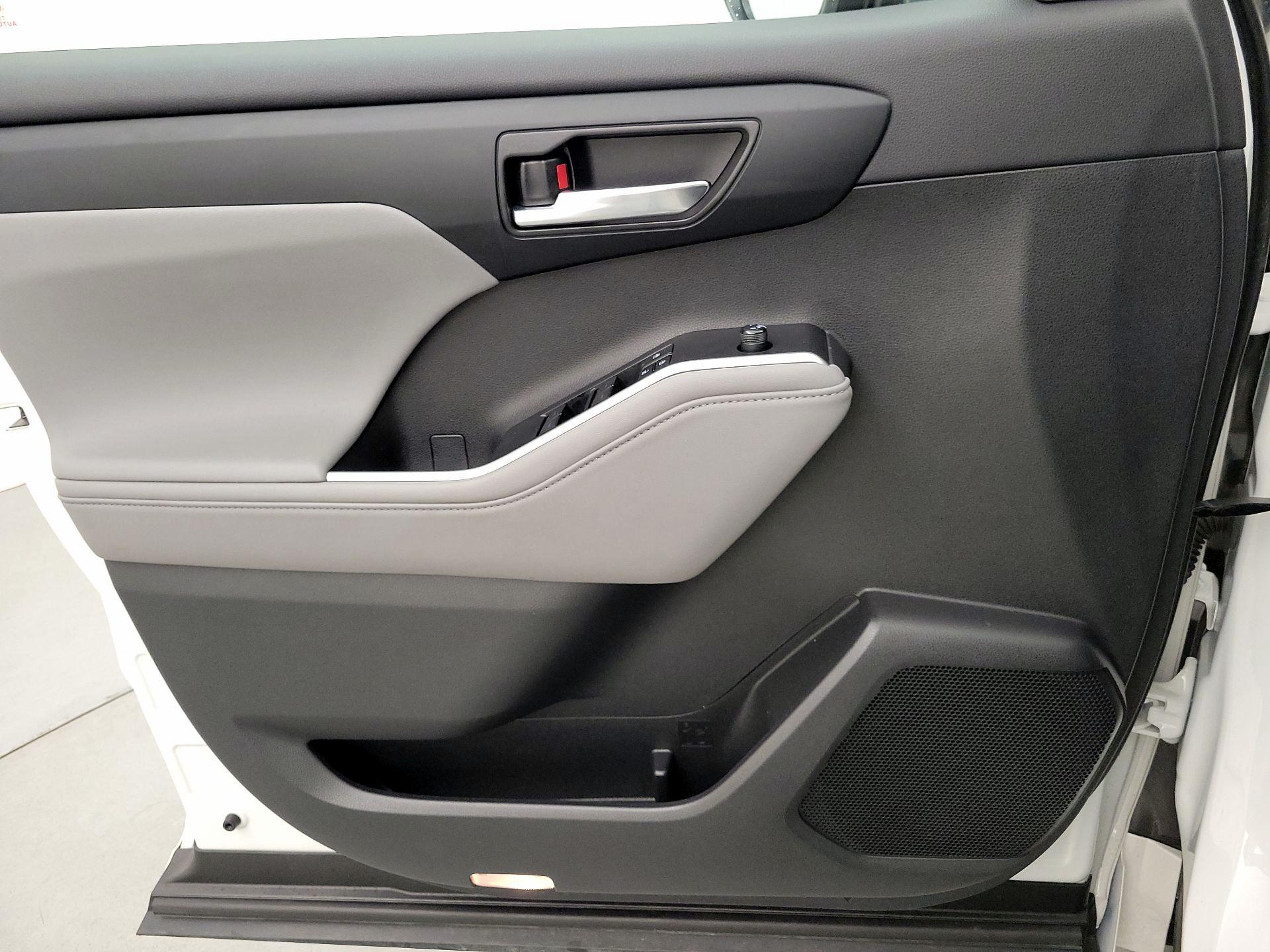 Thumbnail: 2020 Toyota Highlander - 12