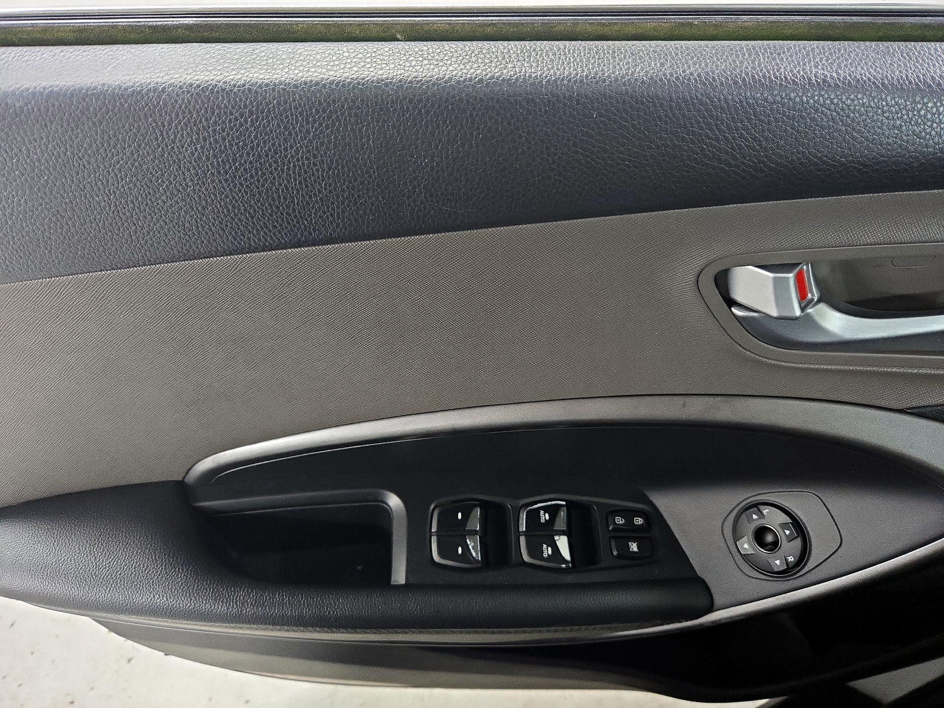 Thumbnail: 2017 Hyundai Santa Fe - 12