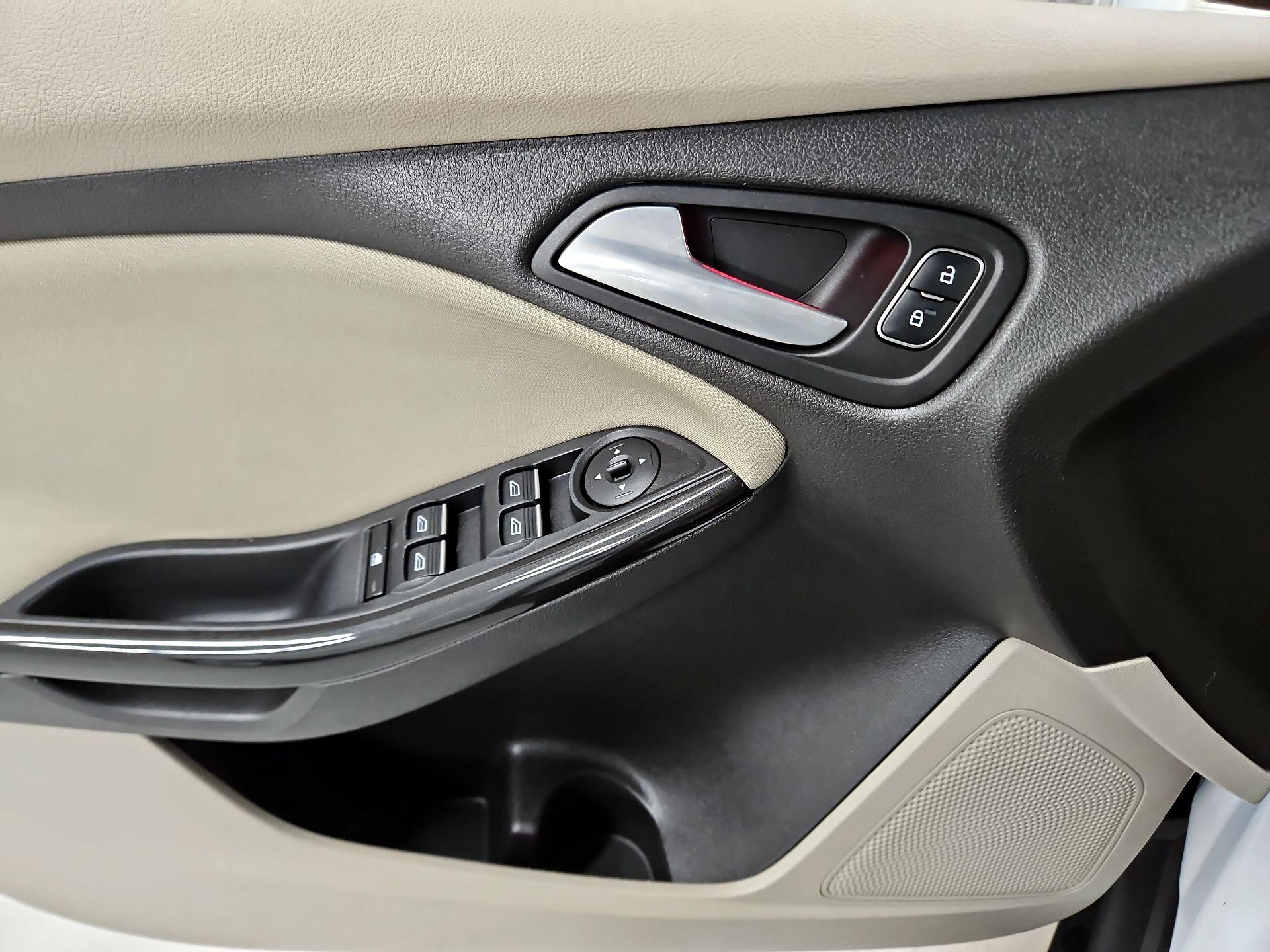 Thumbnail: 2016 Ford Focus - 12