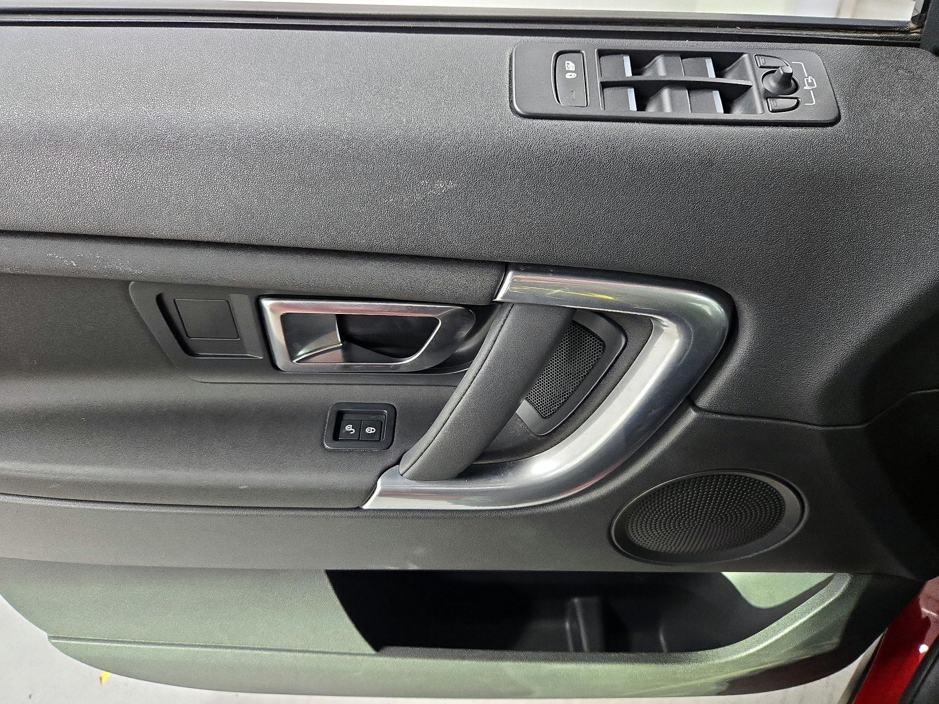 Thumbnail: 2016 Land Rover Discovery Sport - 12