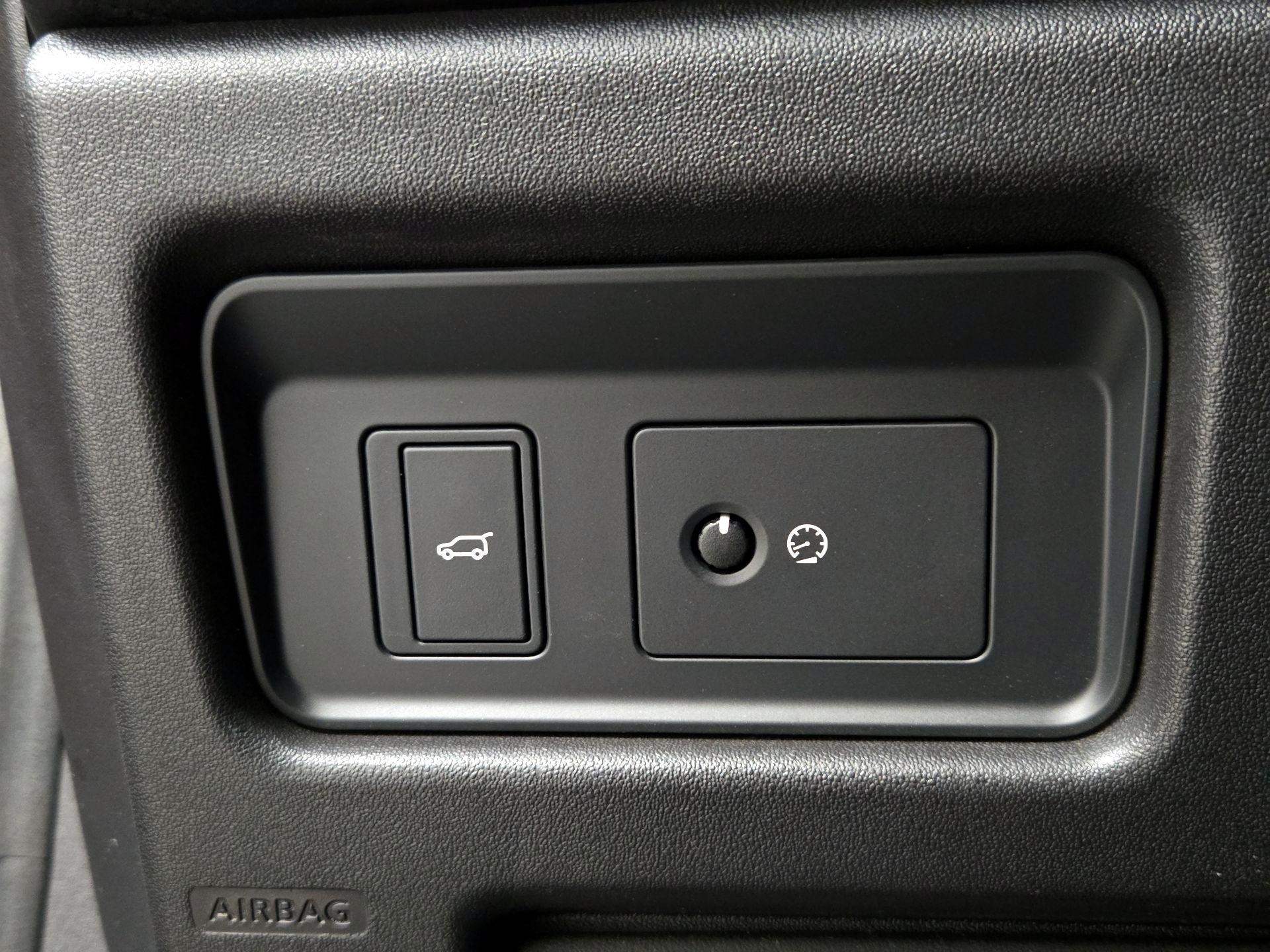 Thumbnail: 2016 Land Rover Discovery Sport - 13