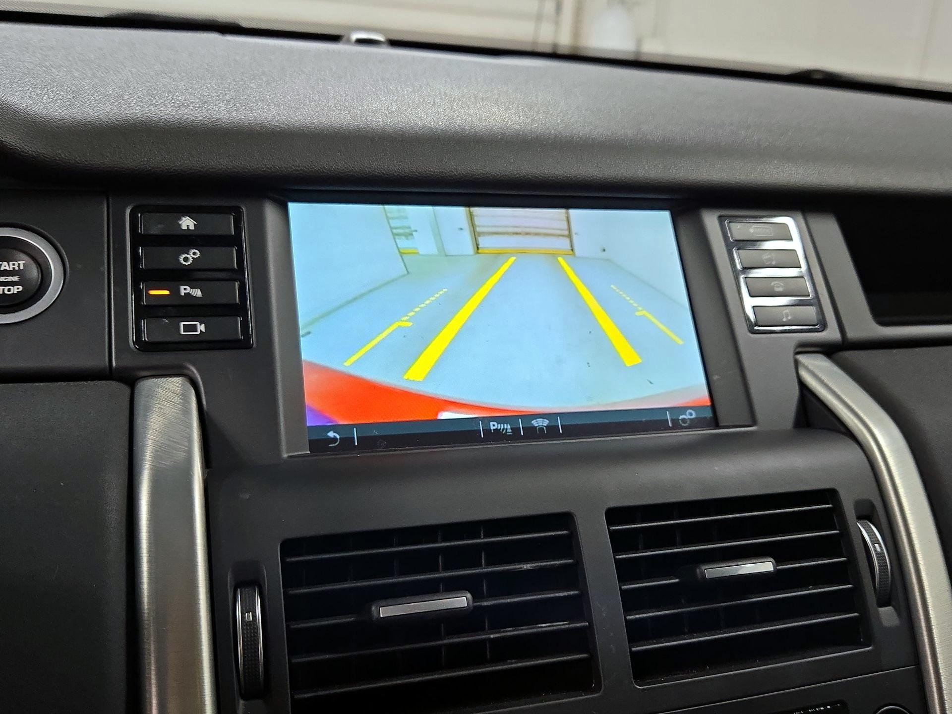 Thumbnail: 2016 Land Rover Discovery Sport - 14