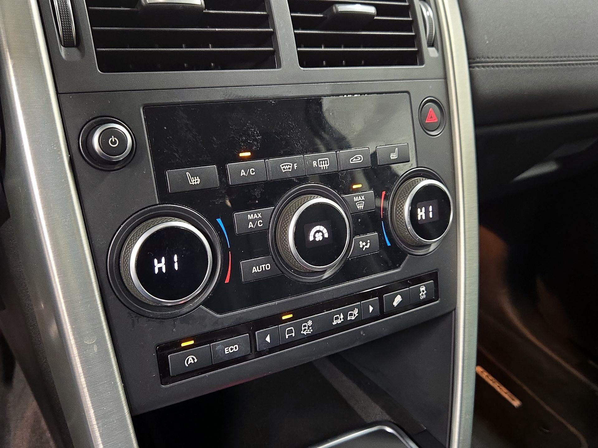 Thumbnail: 2016 Land Rover Discovery Sport - 16