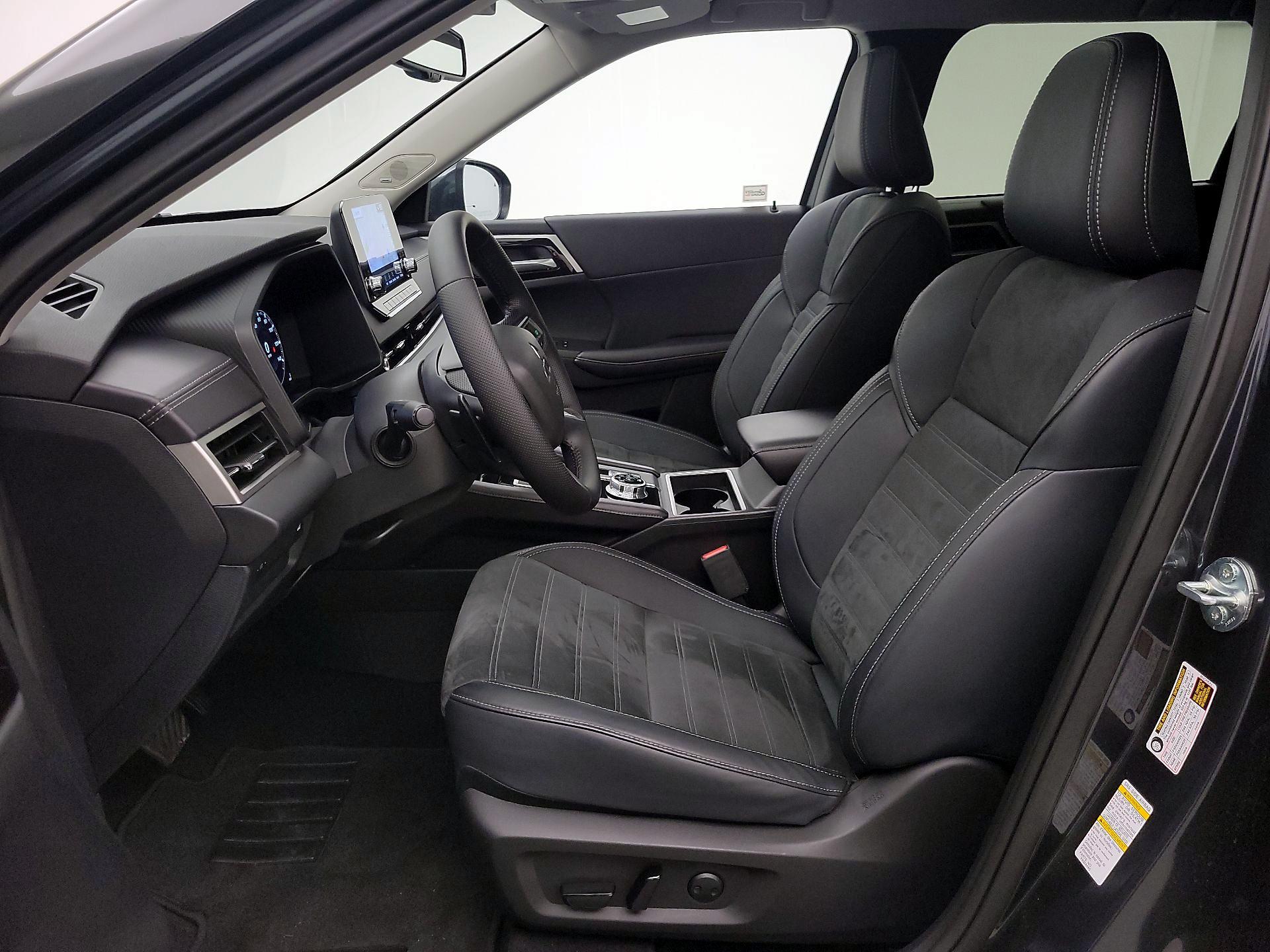 Thumbnail: 2024 Mitsubishi Outlander - 11