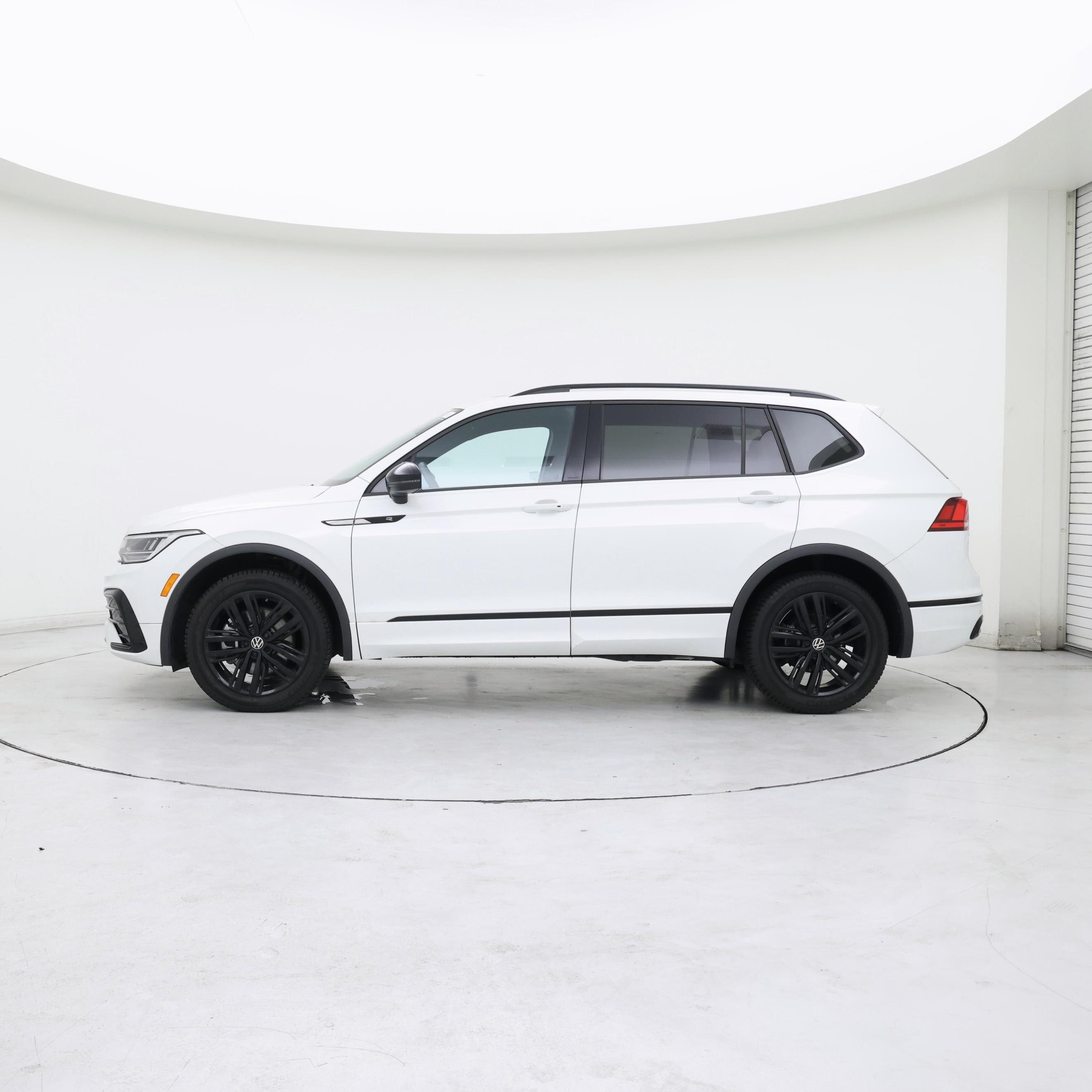 Thumbnail: 2022 Volkswagen Tiguan - 3