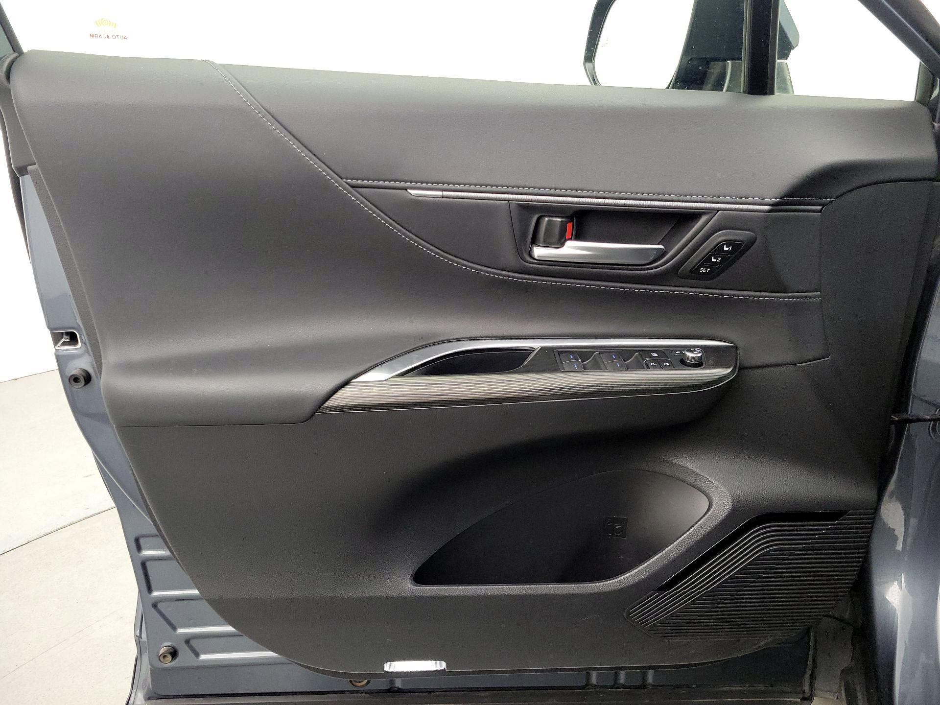 Thumbnail: 2021 Toyota Venza - 12