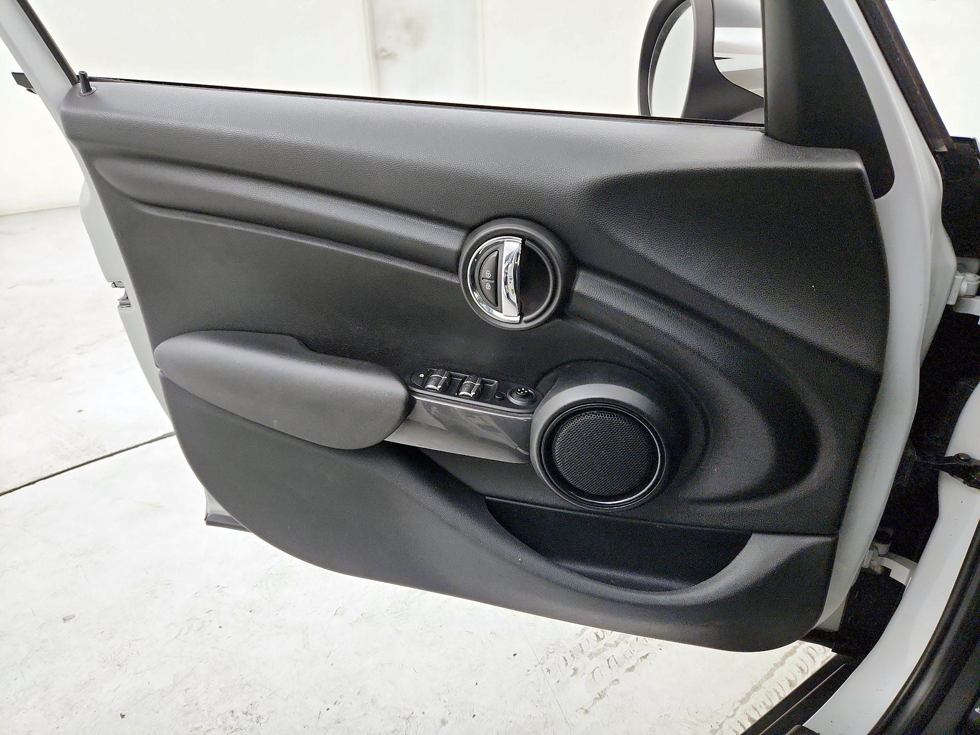 Thumbnail: 2016 MINI Cooper Hardtop - 12