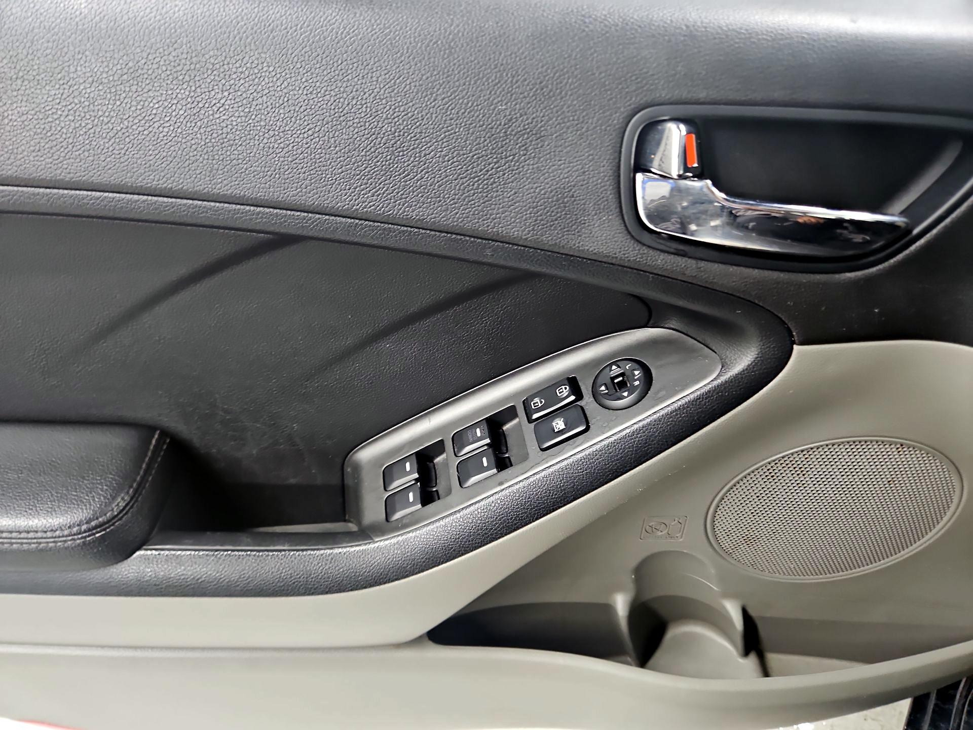 Thumbnail: 2016 Kia Forte - 12