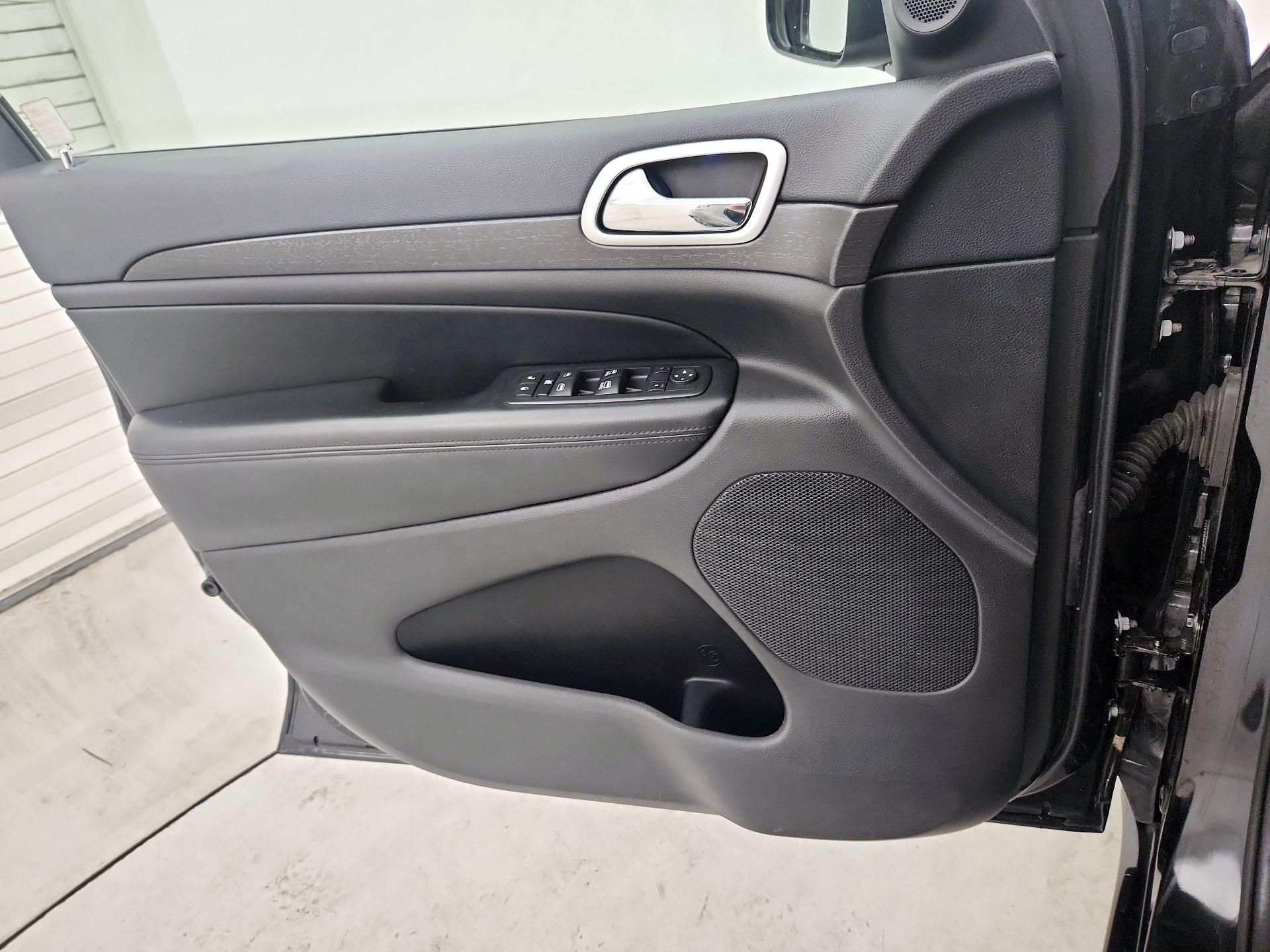 Thumbnail: 2015 Jeep Grand Cherokee - 12