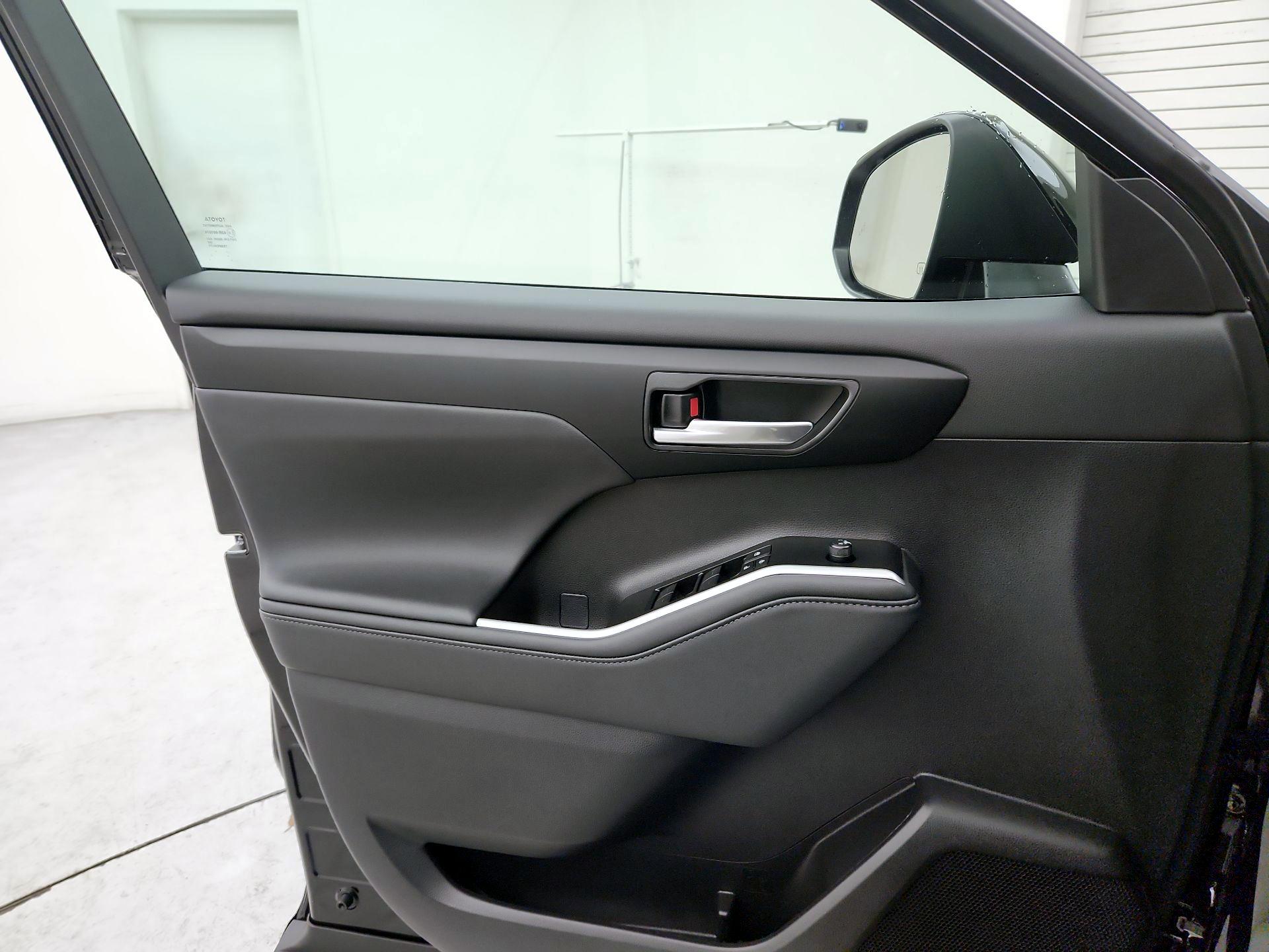 Thumbnail: 2026 Toyota Highlander - 12