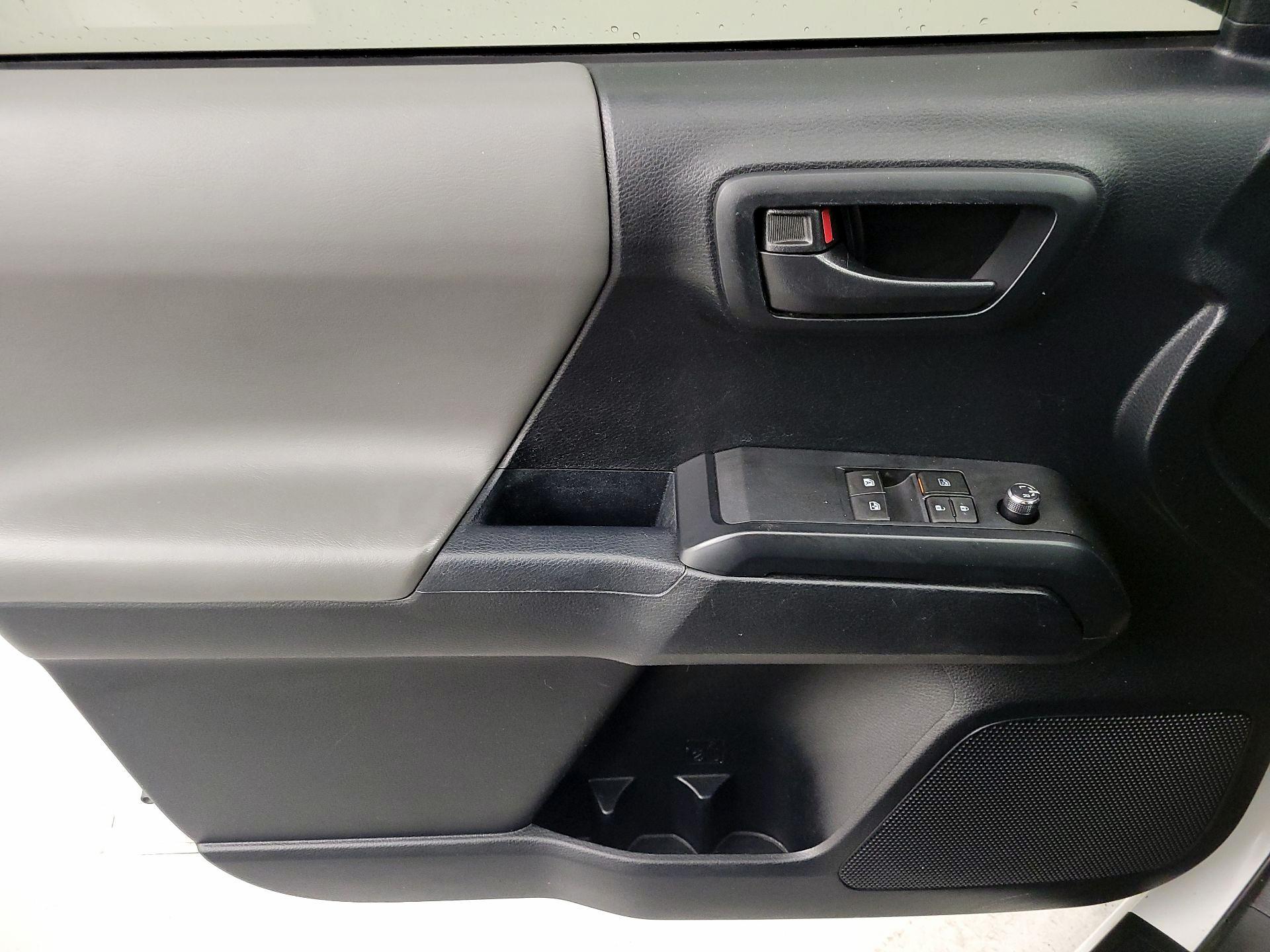 Thumbnail: 2016 Toyota Tacoma - 12