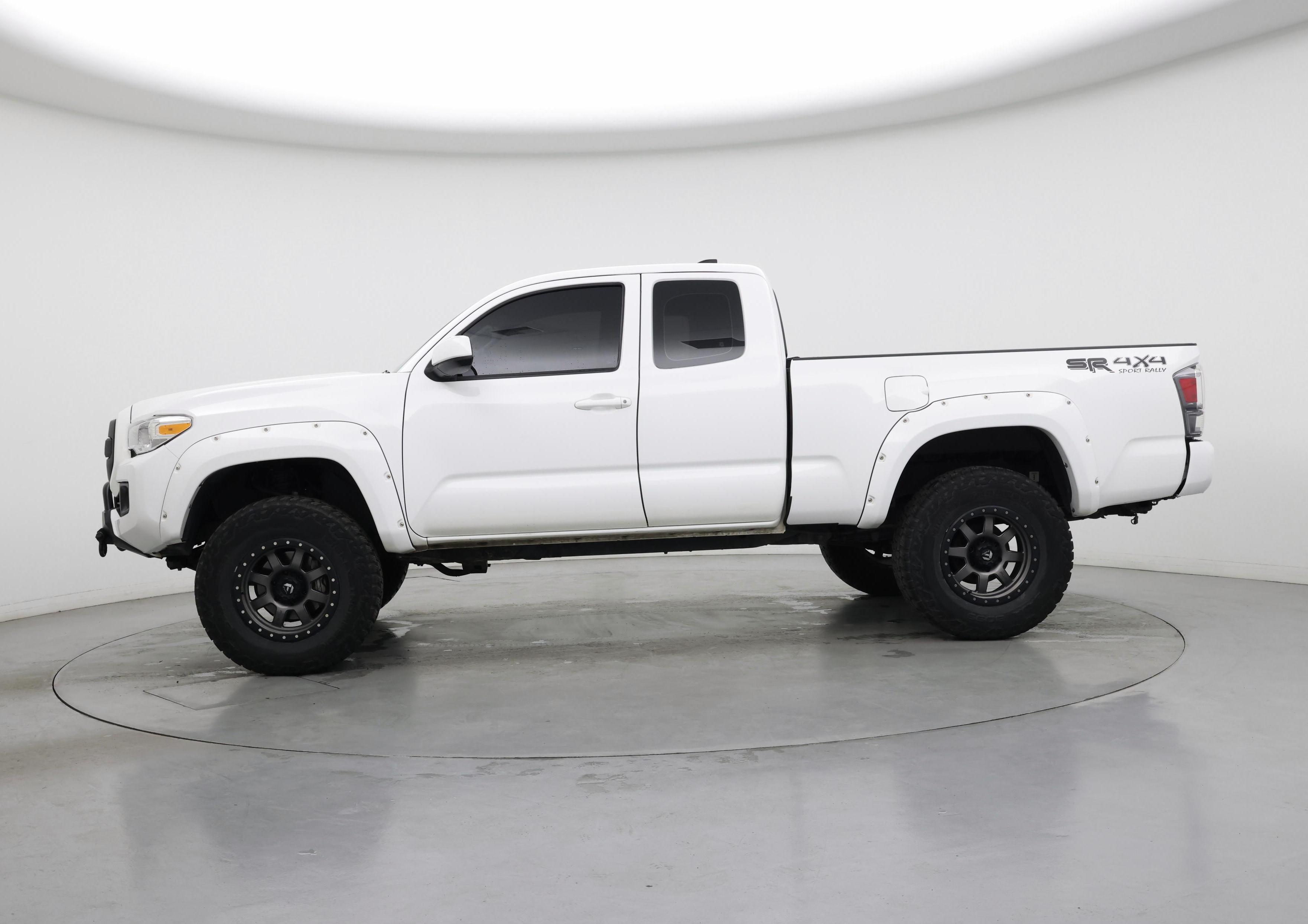 Thumbnail: 2016 Toyota Tacoma - 3