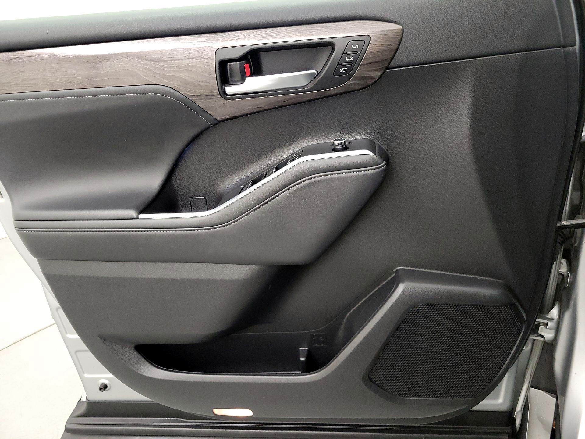 Thumbnail: 2023 Toyota Highlander - 12