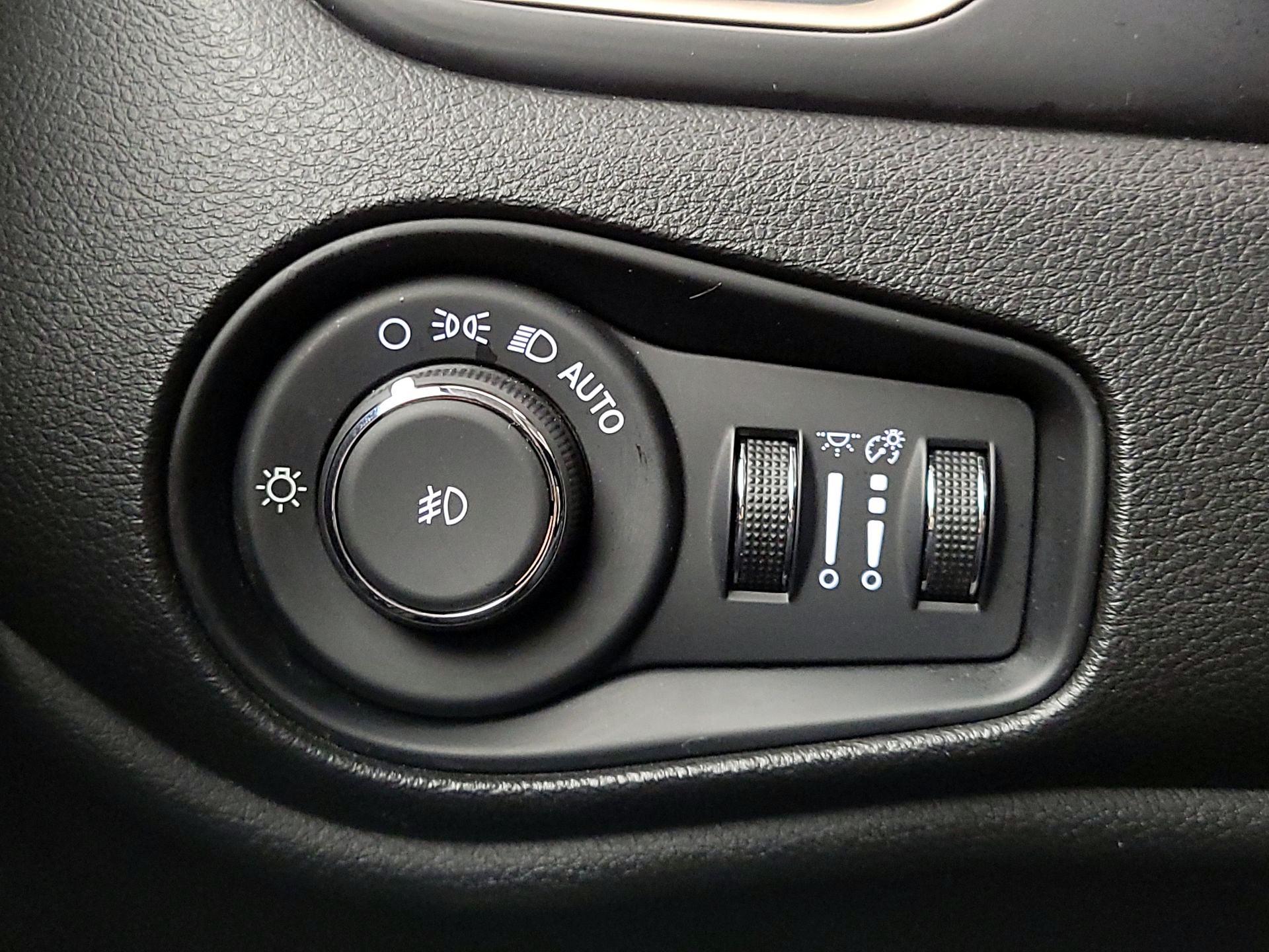 Thumbnail: 2016 Jeep Renegade - 13