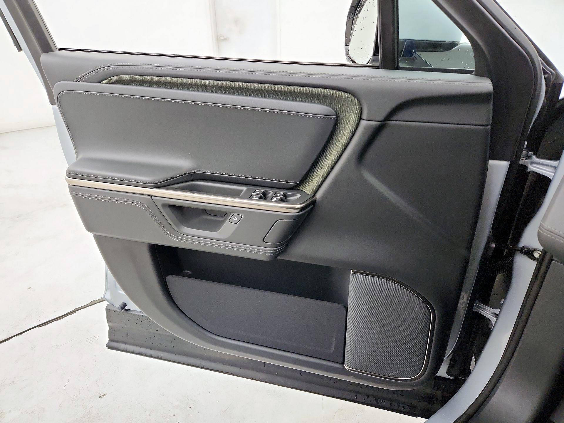 Thumbnail: 2025 Rivian R1S - 12