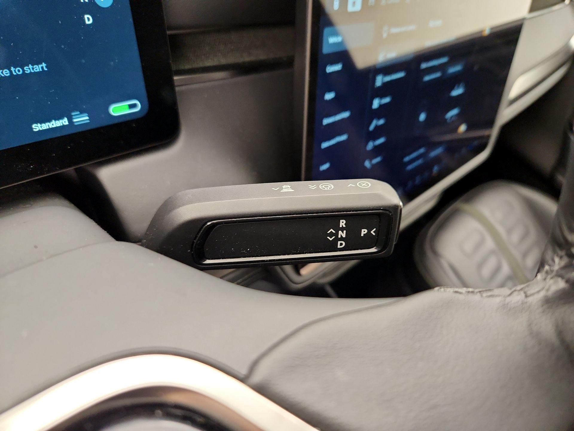 Thumbnail: 2025 Rivian R1S - 17