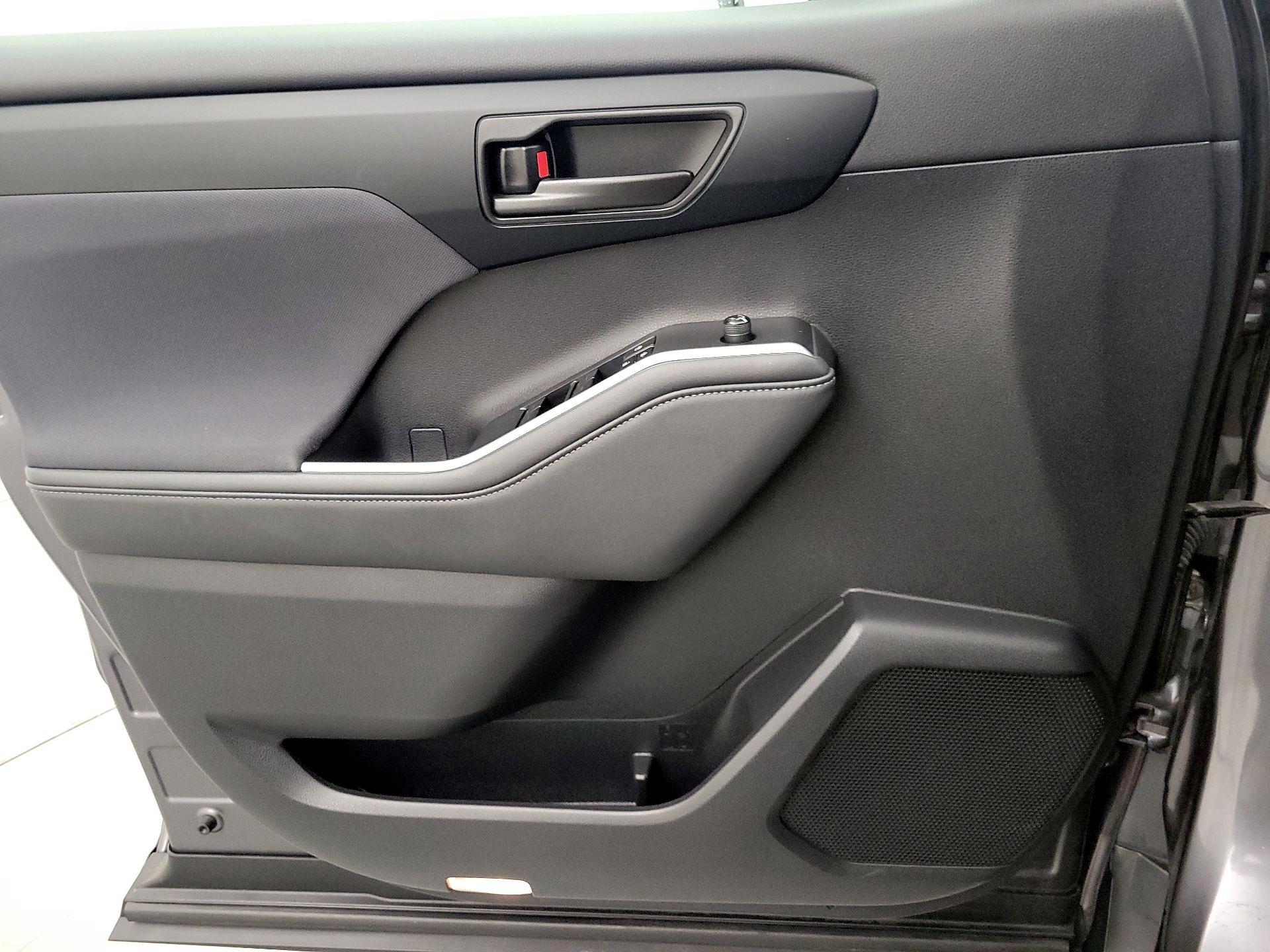 Thumbnail: 2023 Toyota Highlander - 12