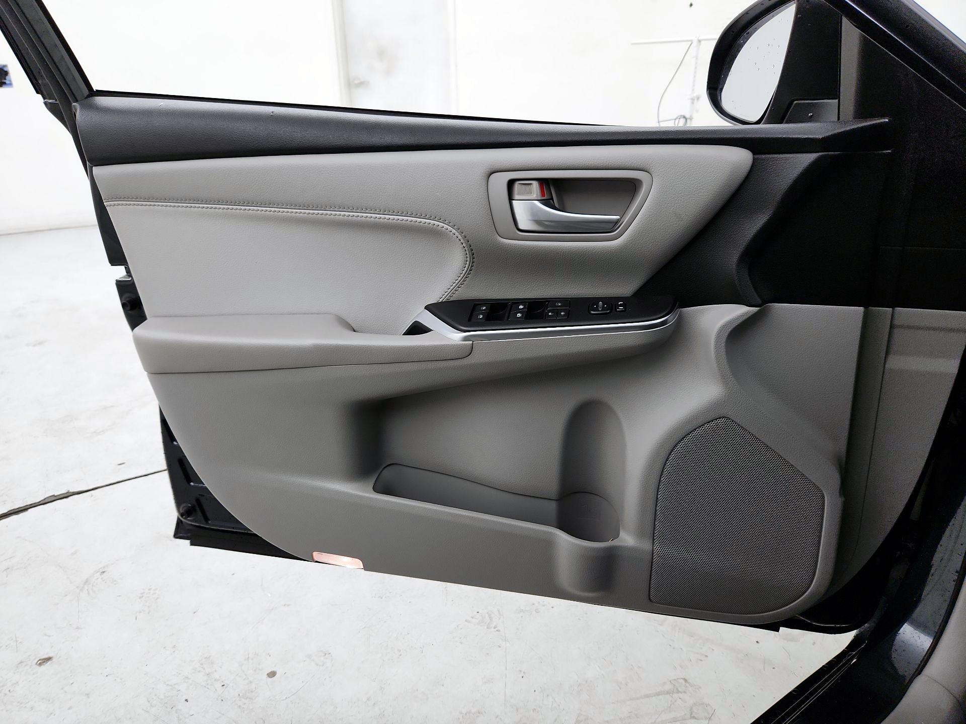 Thumbnail: 2015 Toyota Camry - 12