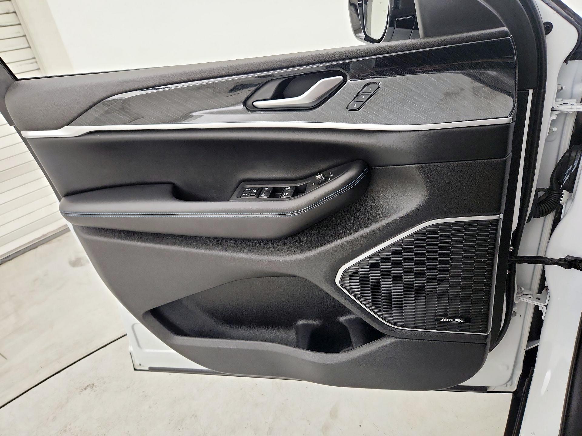 Thumbnail: 2023 Jeep Grand Cherokee - 12