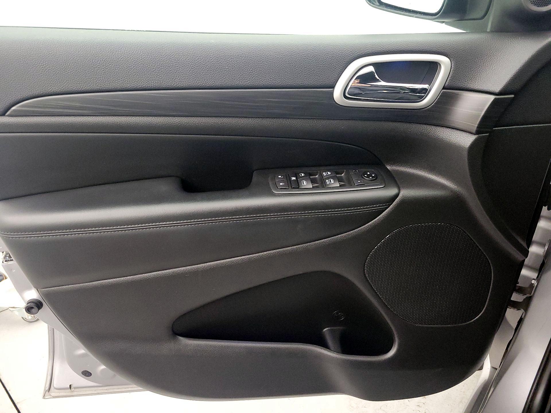 Thumbnail: 2020 Jeep Grand Cherokee - 12