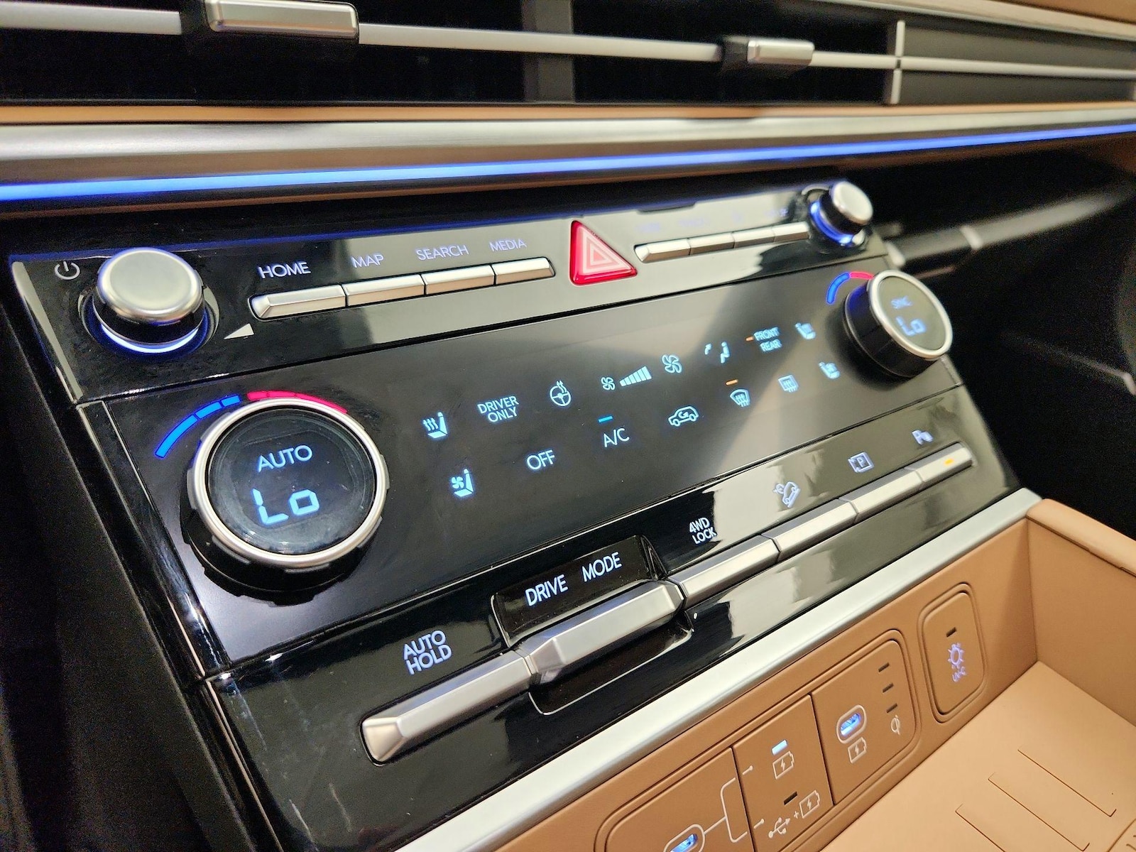 2025 Hyundai Santa Fe Limited - Photo 18