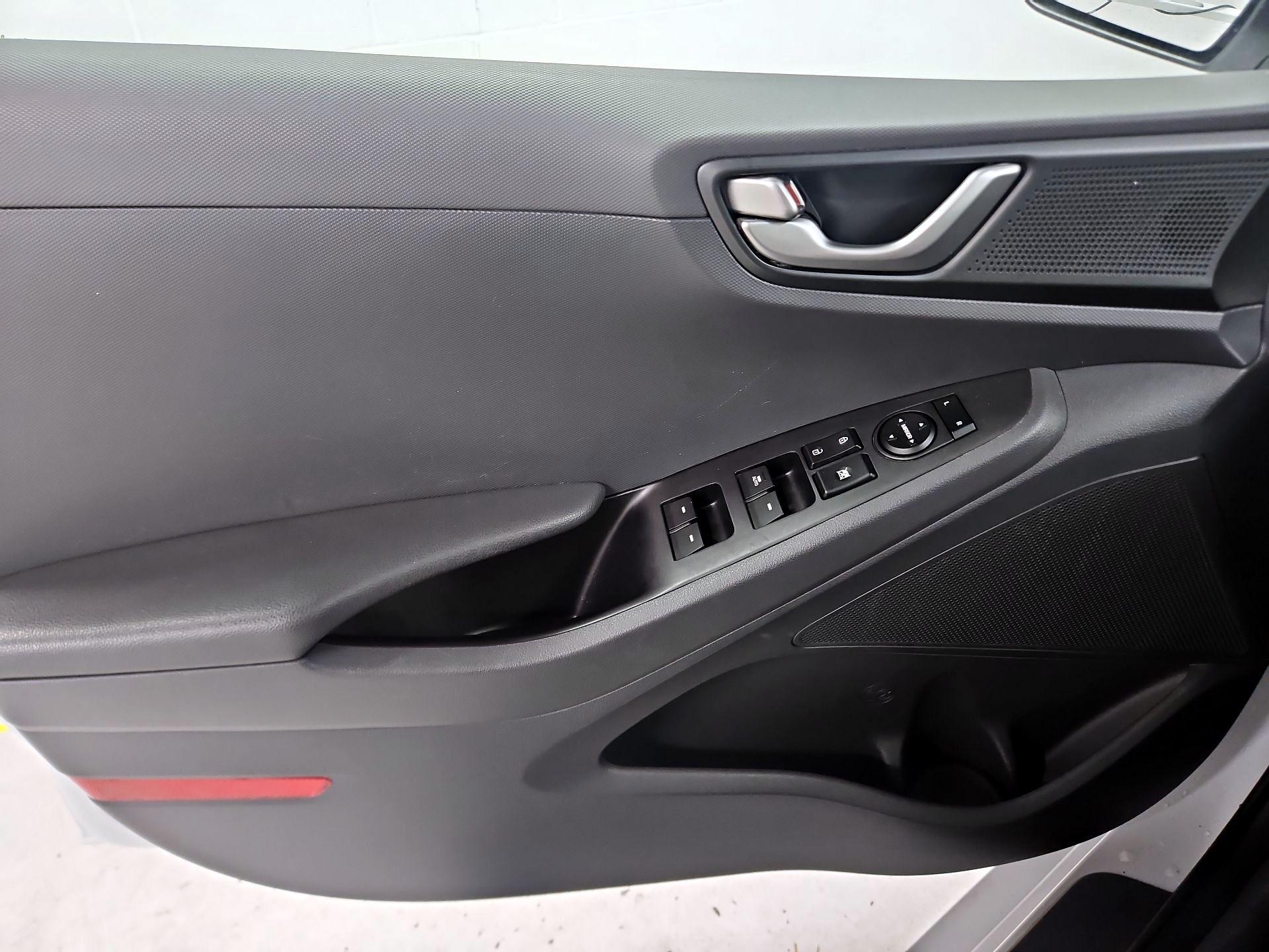 Thumbnail: 2019 Hyundai Ioniq - 12