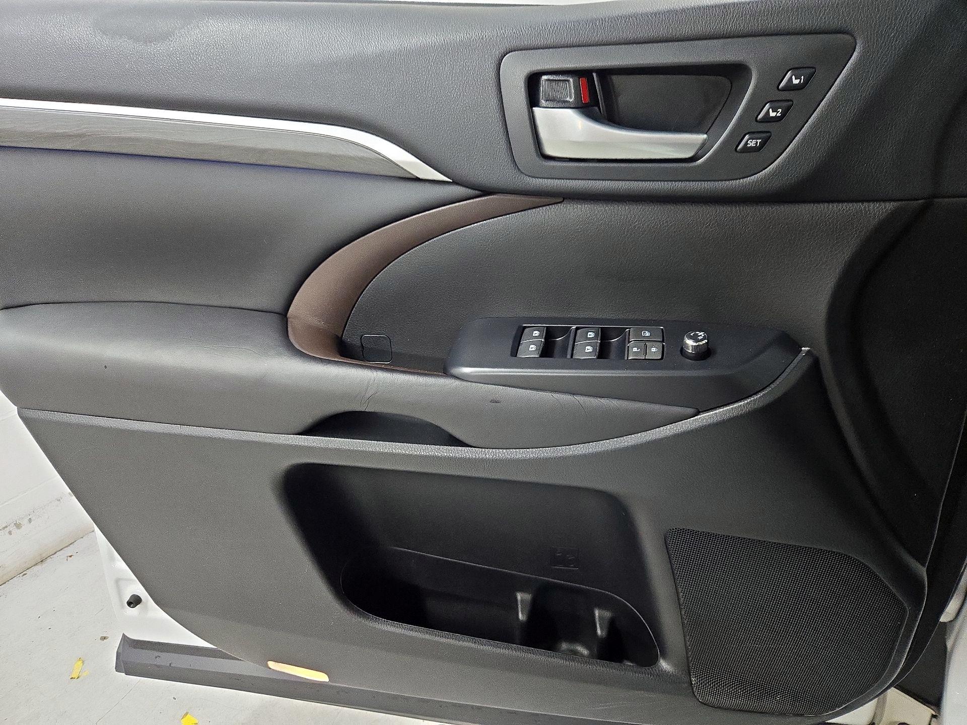 Thumbnail: 2017 Toyota Highlander - 12