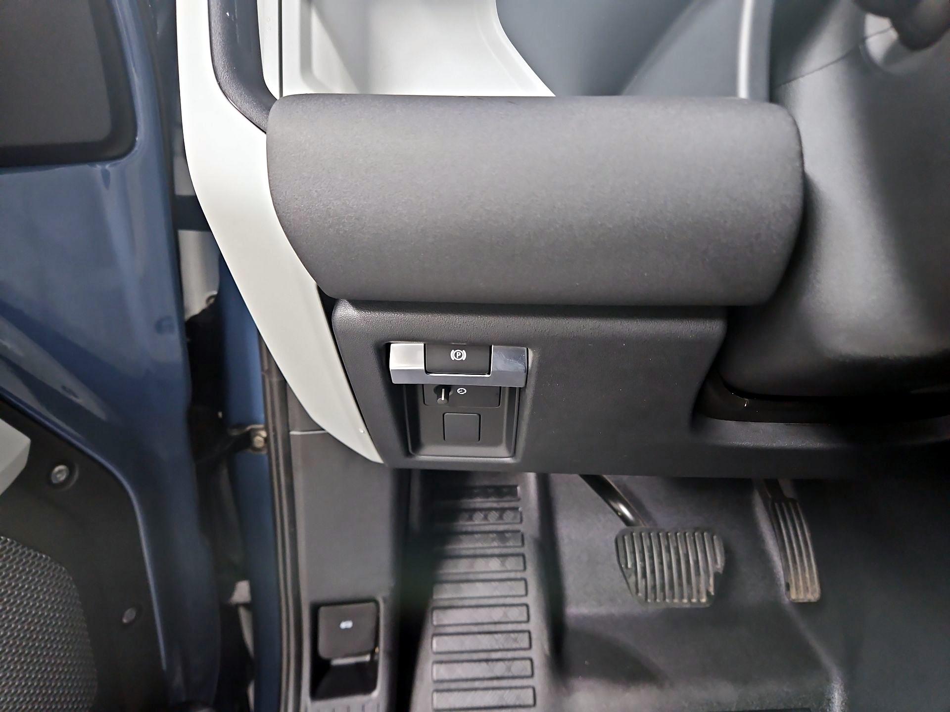 Thumbnail: 2022 Land Rover Defender - 13