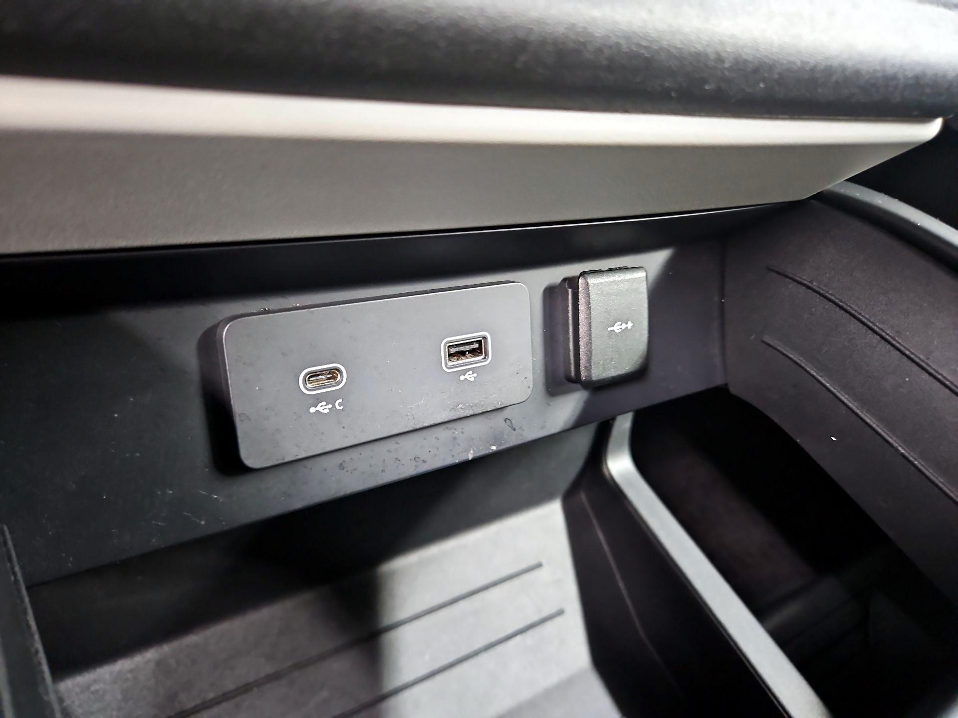 Thumbnail: 2022 Land Rover Defender - 19