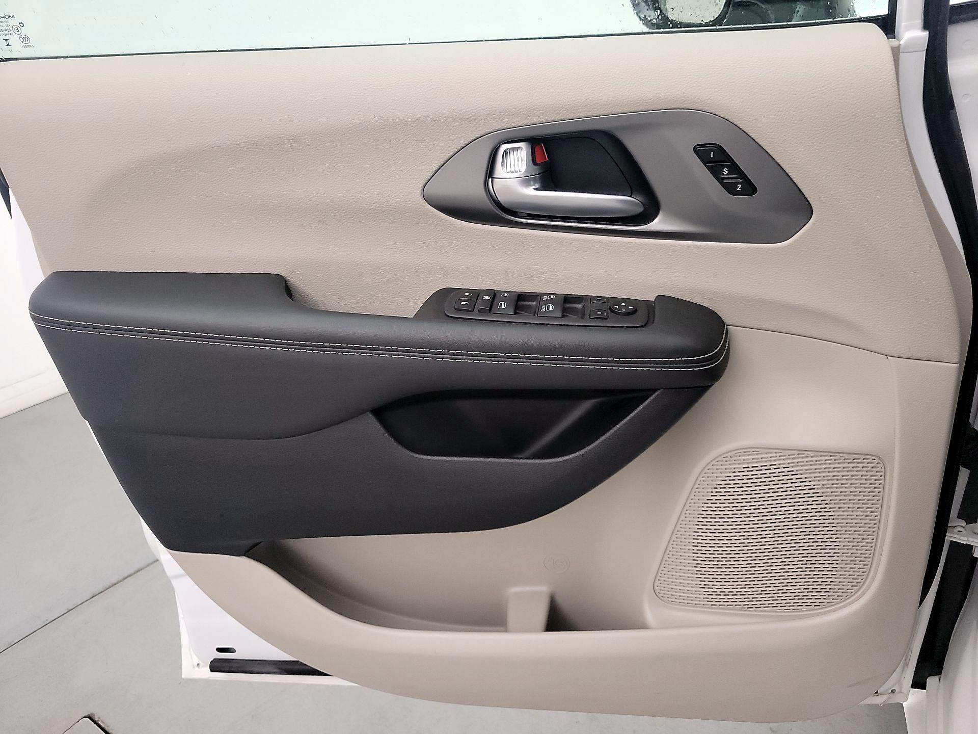 Thumbnail: 2024 Chrysler Pacifica - 12