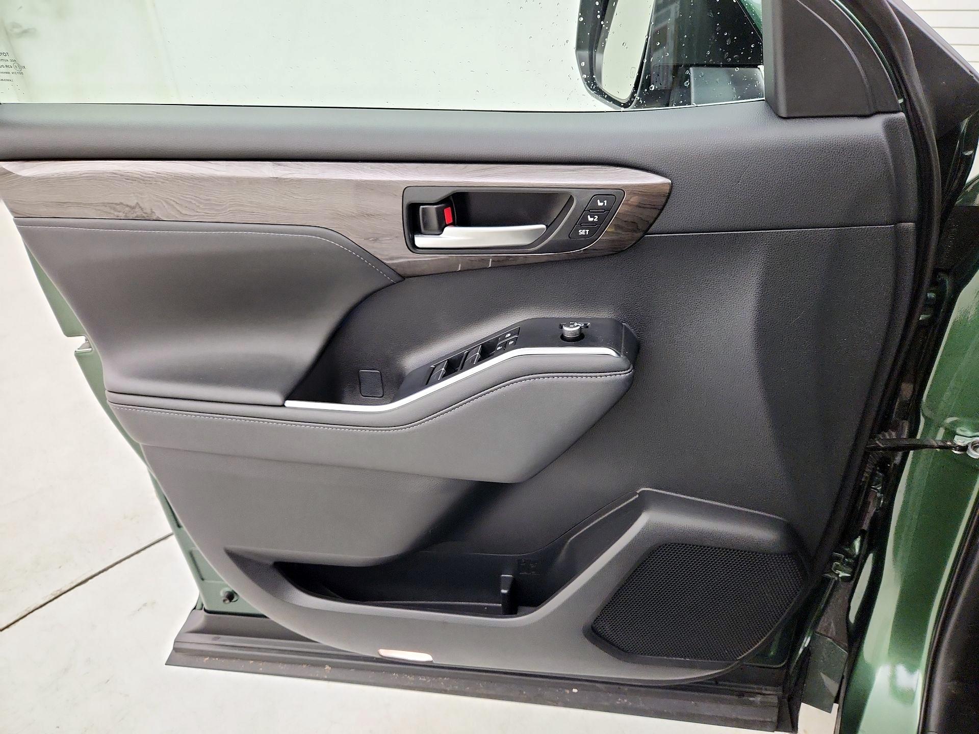 Thumbnail: 2023 Toyota Highlander - 12