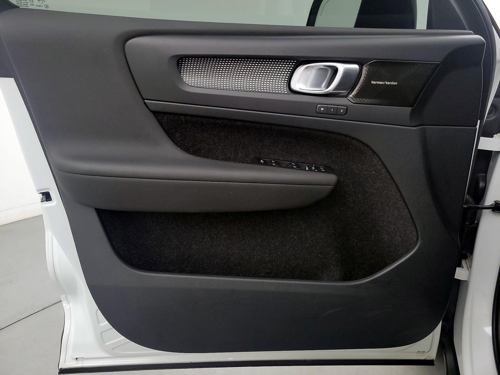 Thumbnail: 2020 Volvo XC40 - 12