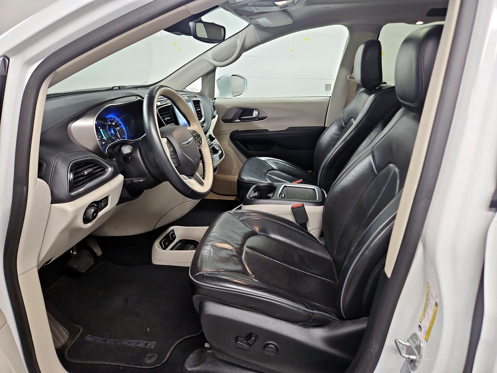 Thumbnail: 2017 Chrysler Pacifica - 11