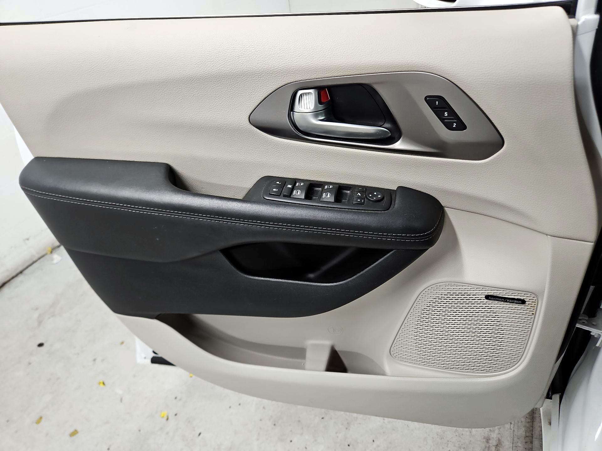 Thumbnail: 2017 Chrysler Pacifica - 12