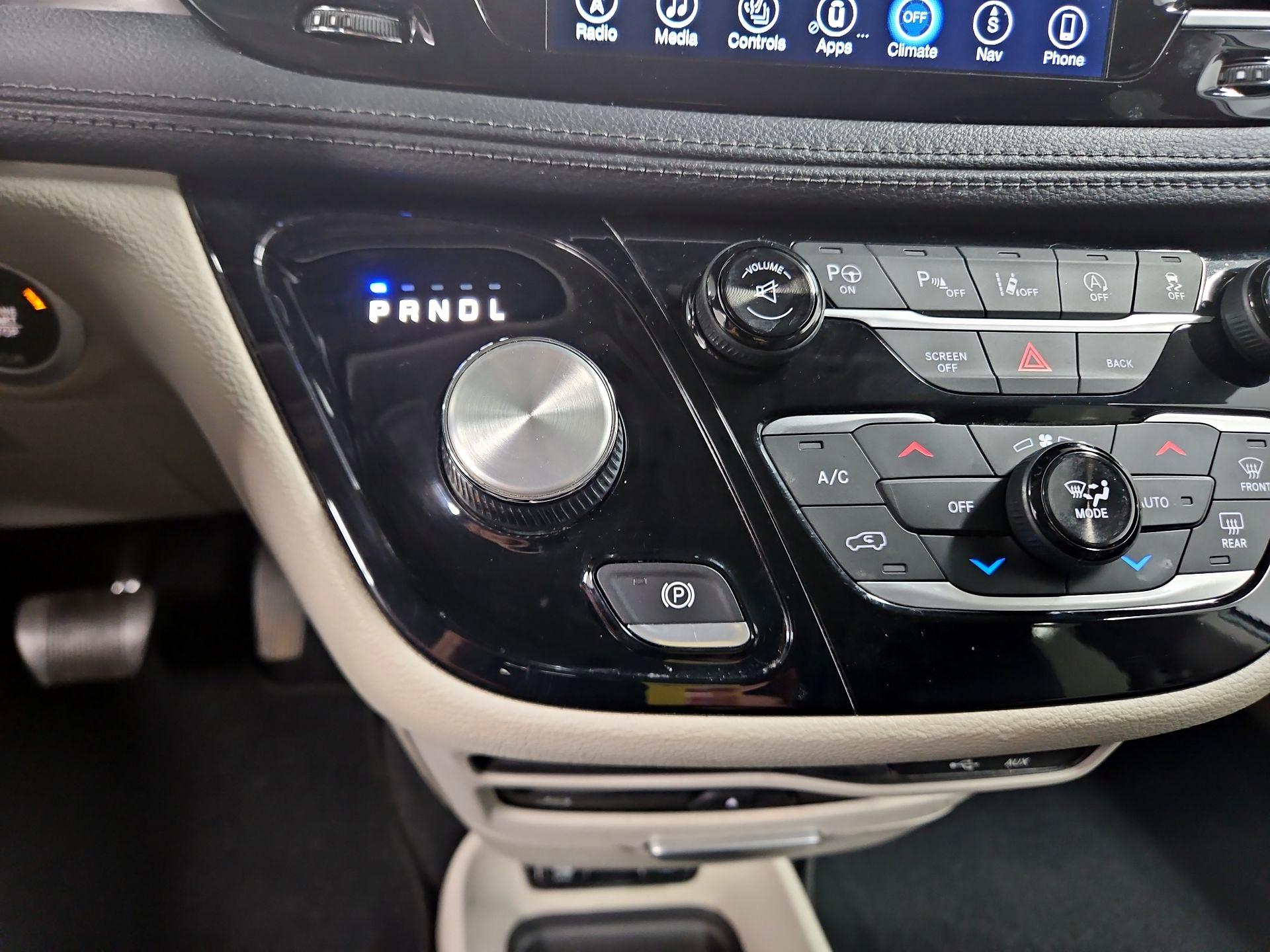 Thumbnail: 2017 Chrysler Pacifica - 18