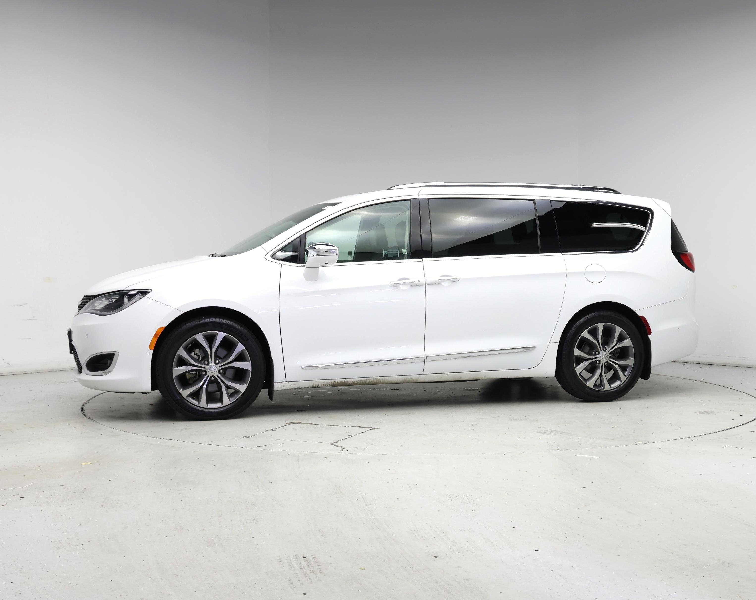 Thumbnail: 2017 Chrysler Pacifica - 3