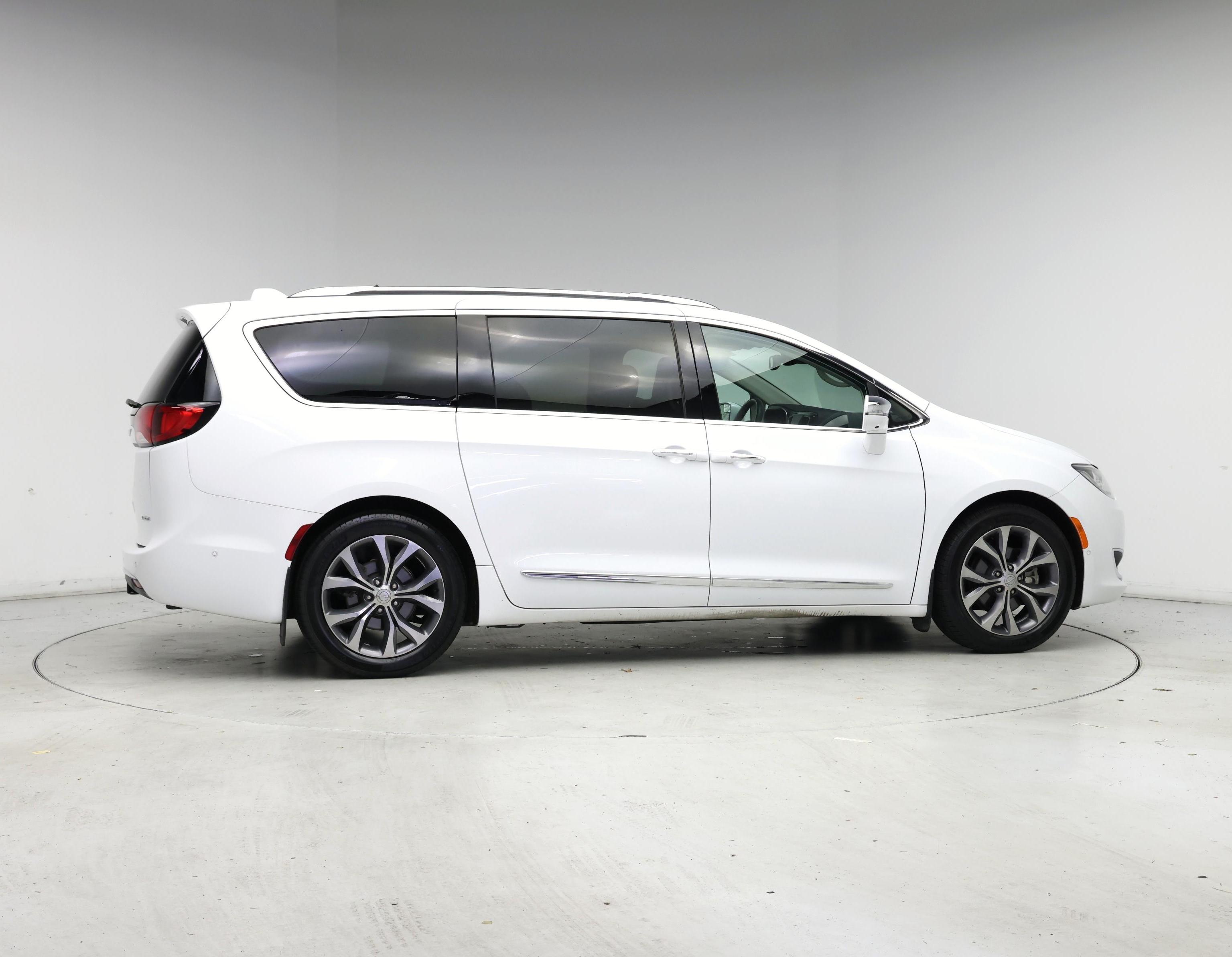 Thumbnail: 2017 Chrysler Pacifica - 7