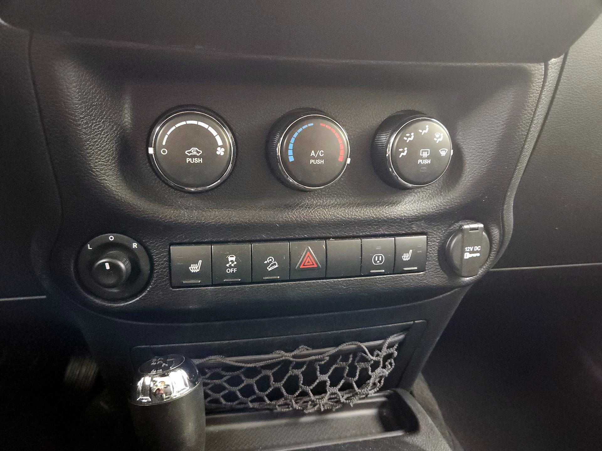 Thumbnail: 2016 Jeep Wrangler - 14