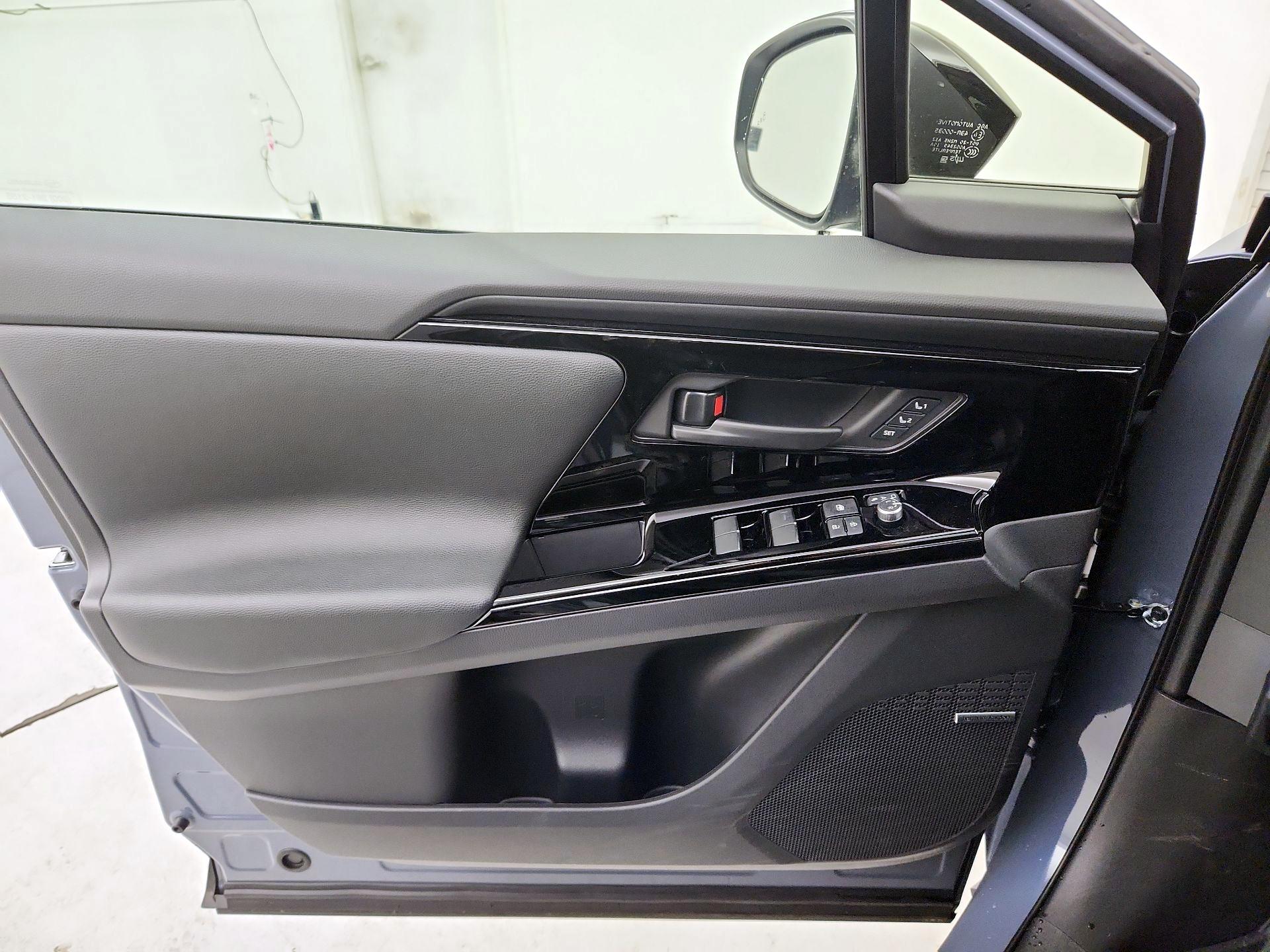 Thumbnail: 2025 Subaru Solterra - 12