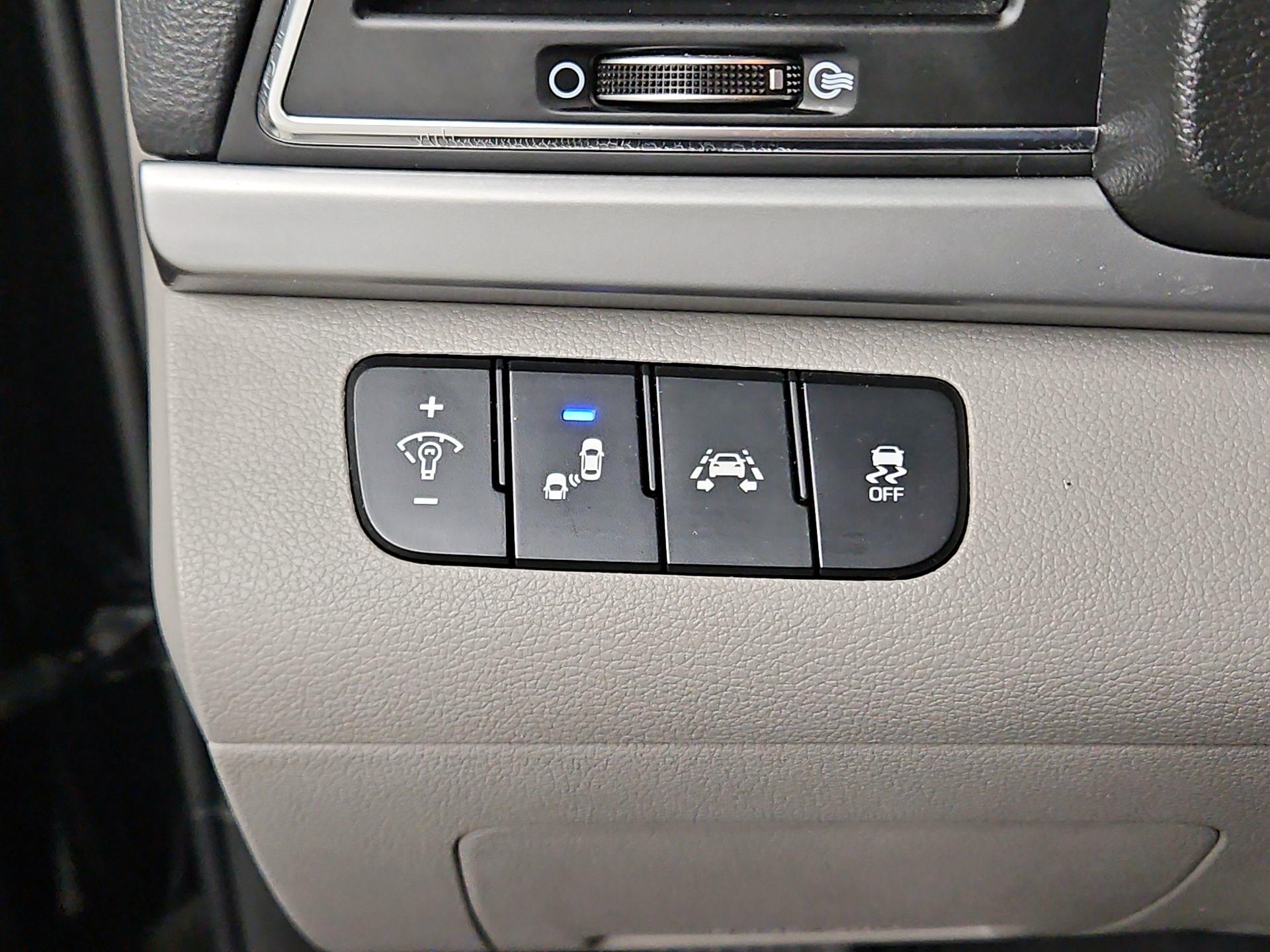 Thumbnail: 2017 Hyundai Elantra - 13