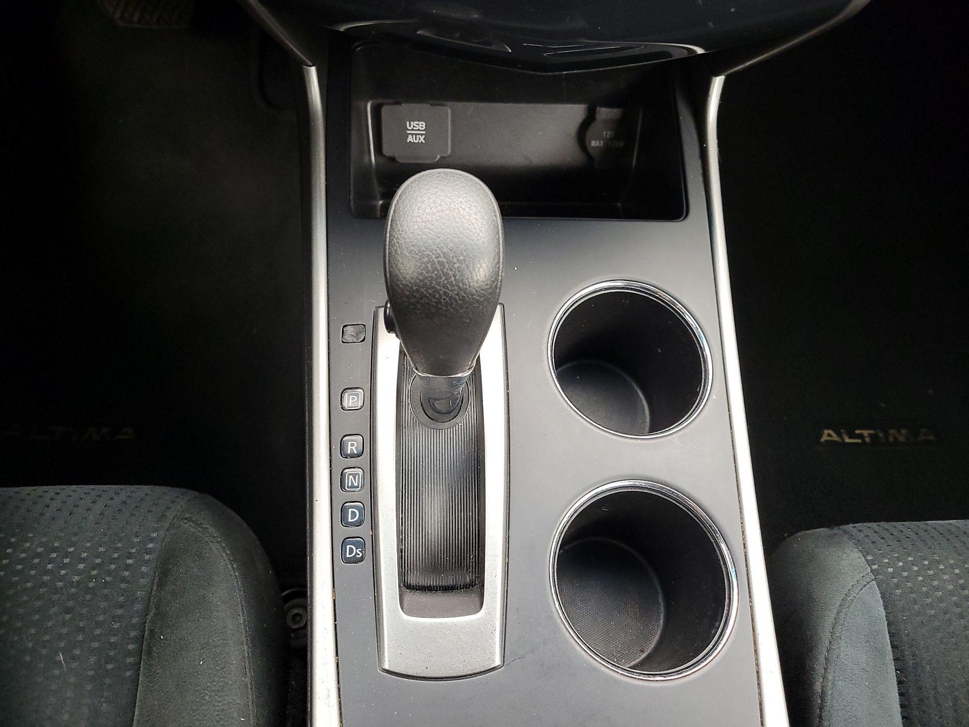 Thumbnail: 2015 Nissan Altima - 17