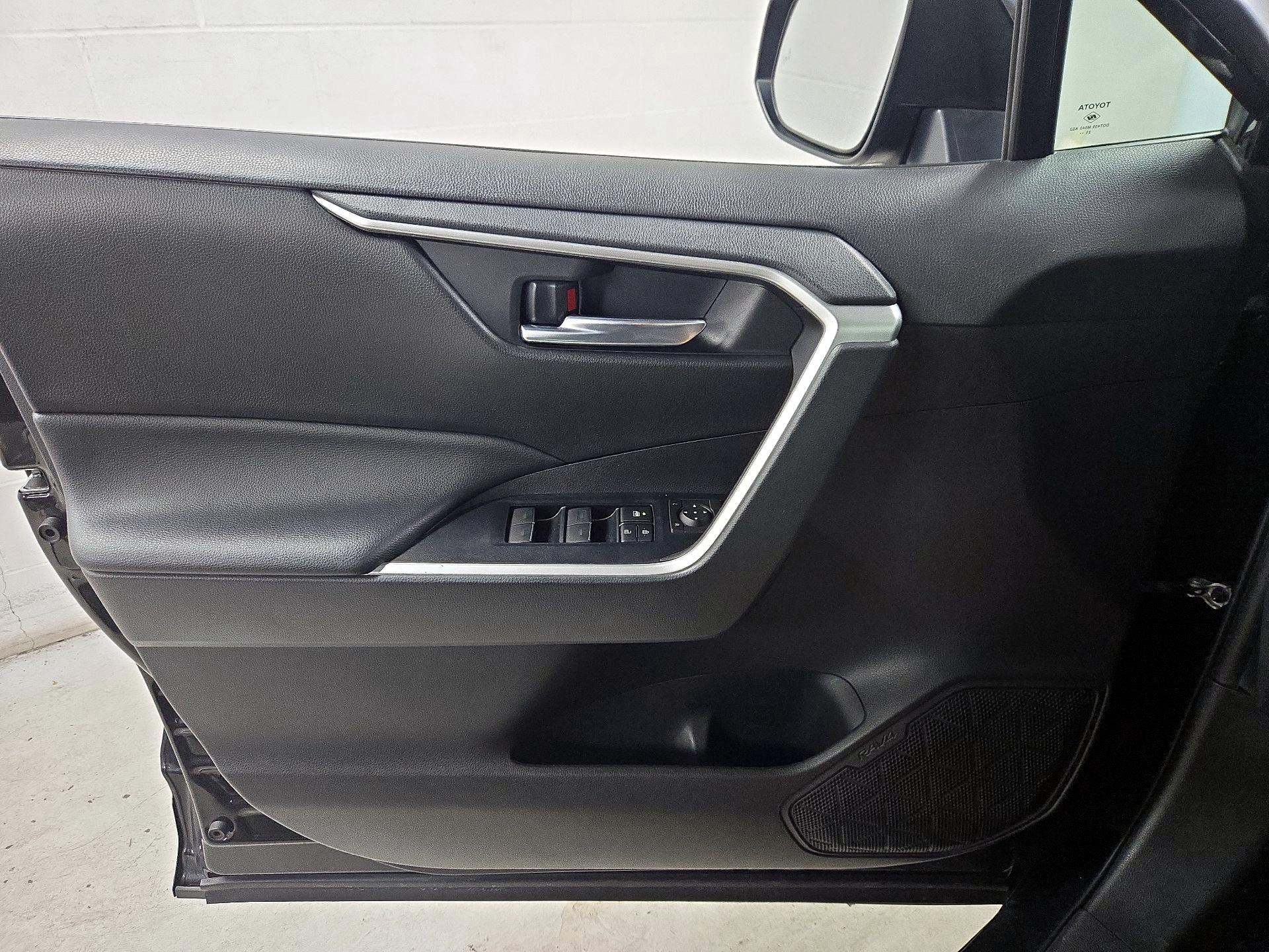 Thumbnail: 2022 Toyota RAV4 - 12