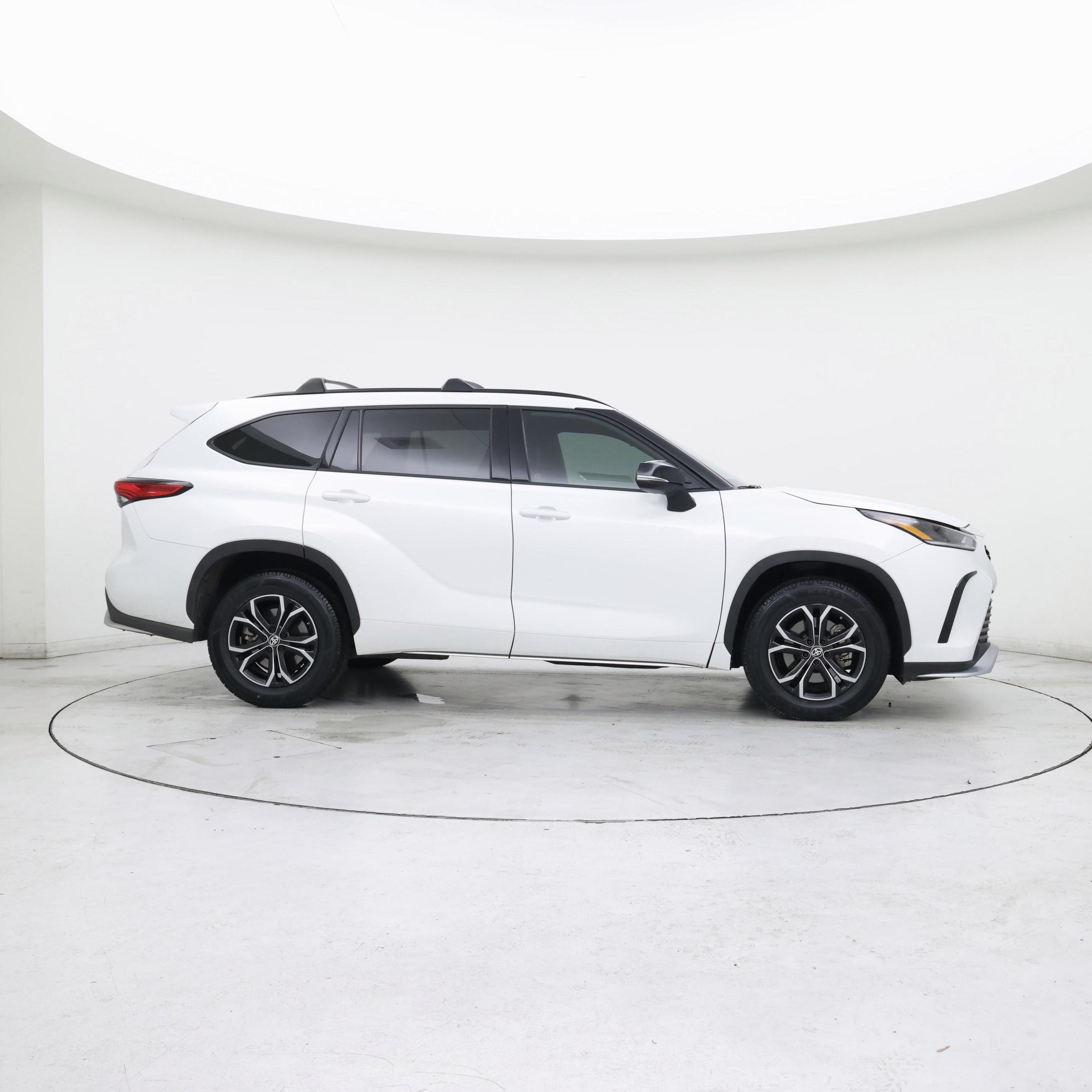 Thumbnail: 2023 Toyota Highlander - 7