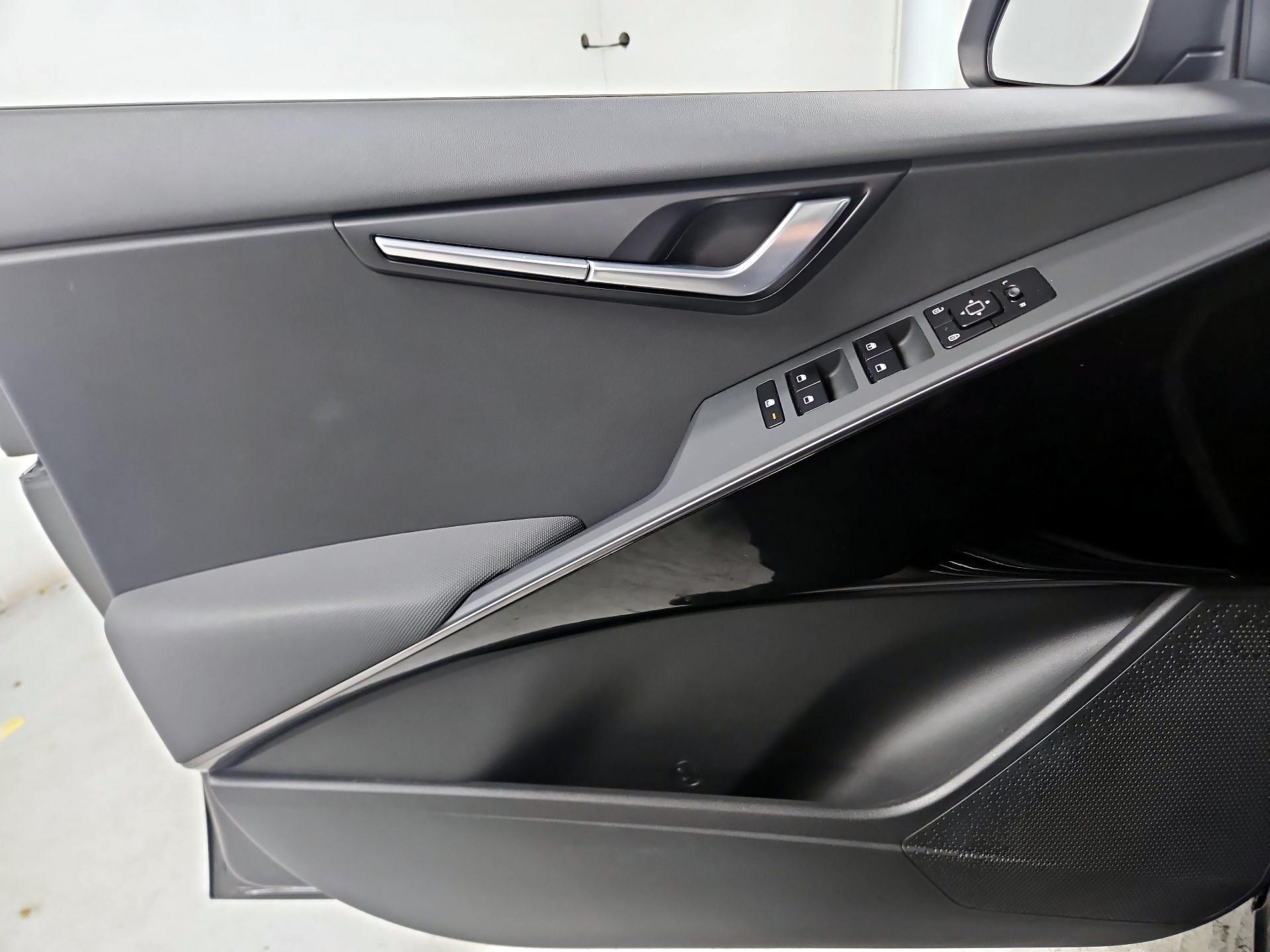 Thumbnail: 2023 Kia Niro - 12