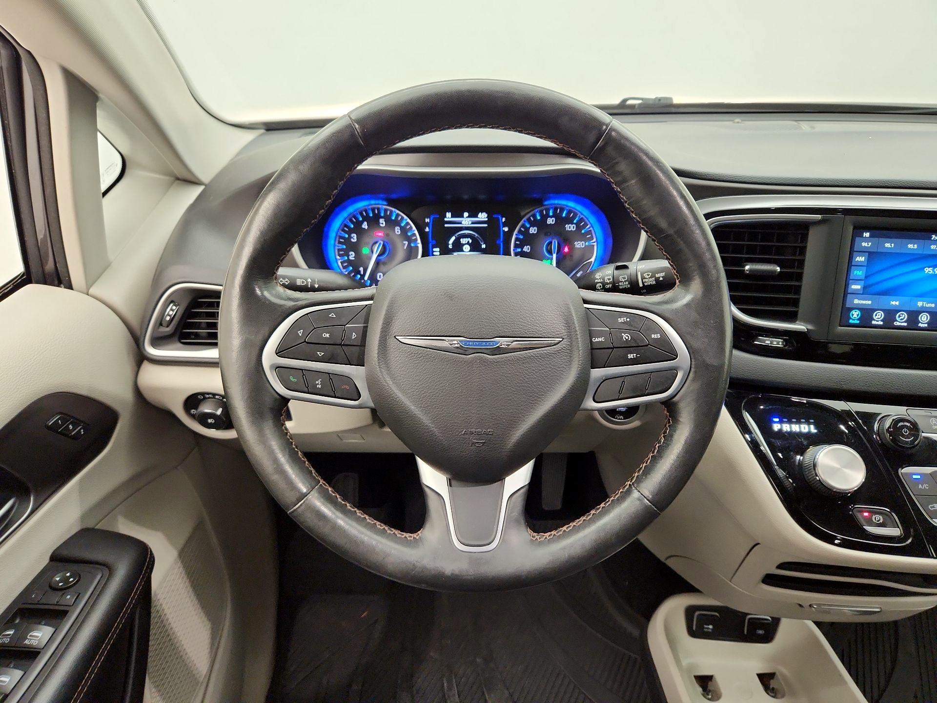 Thumbnail: 2020 Chrysler Pacifica - 10