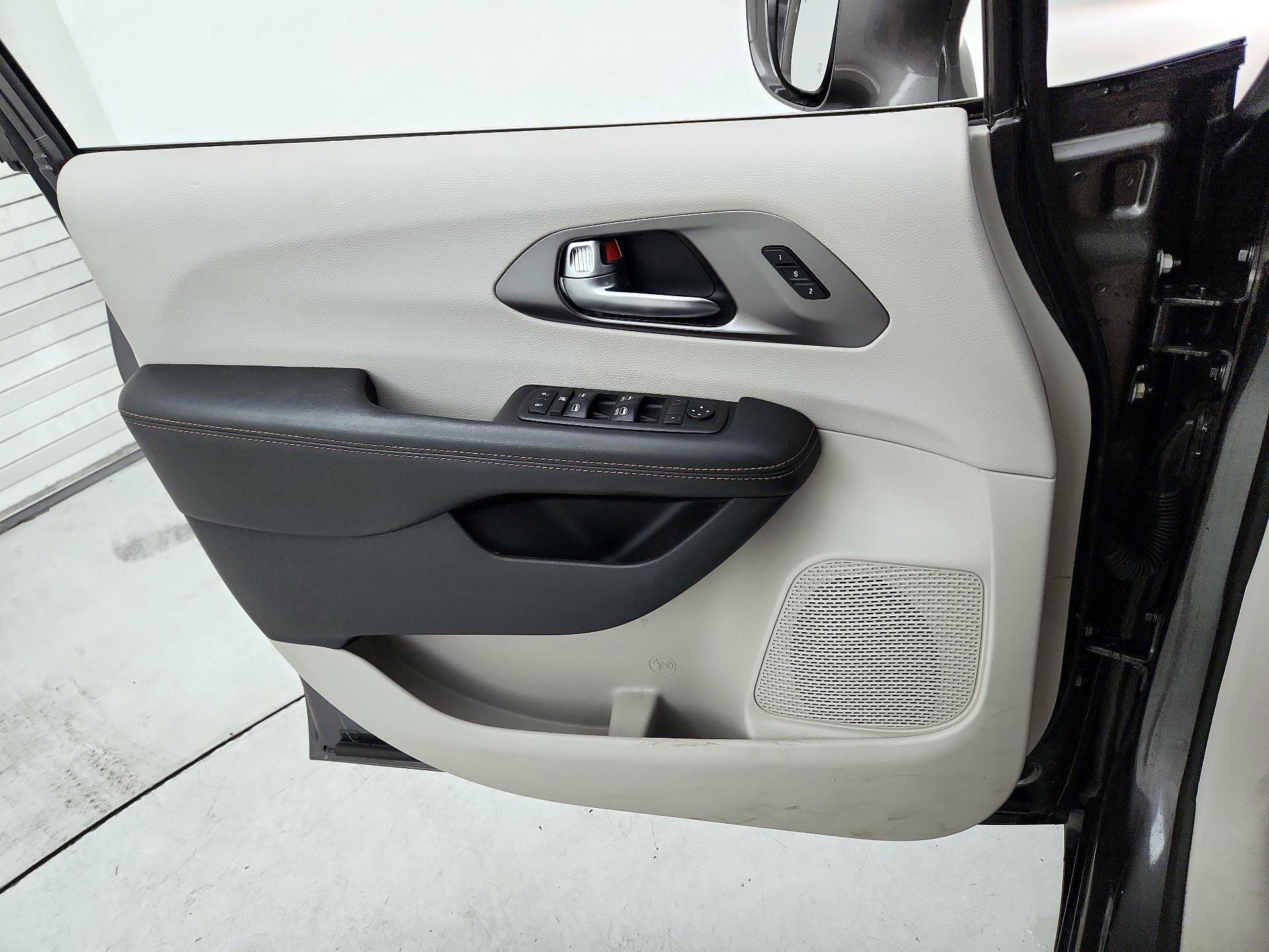 Thumbnail: 2020 Chrysler Pacifica - 12