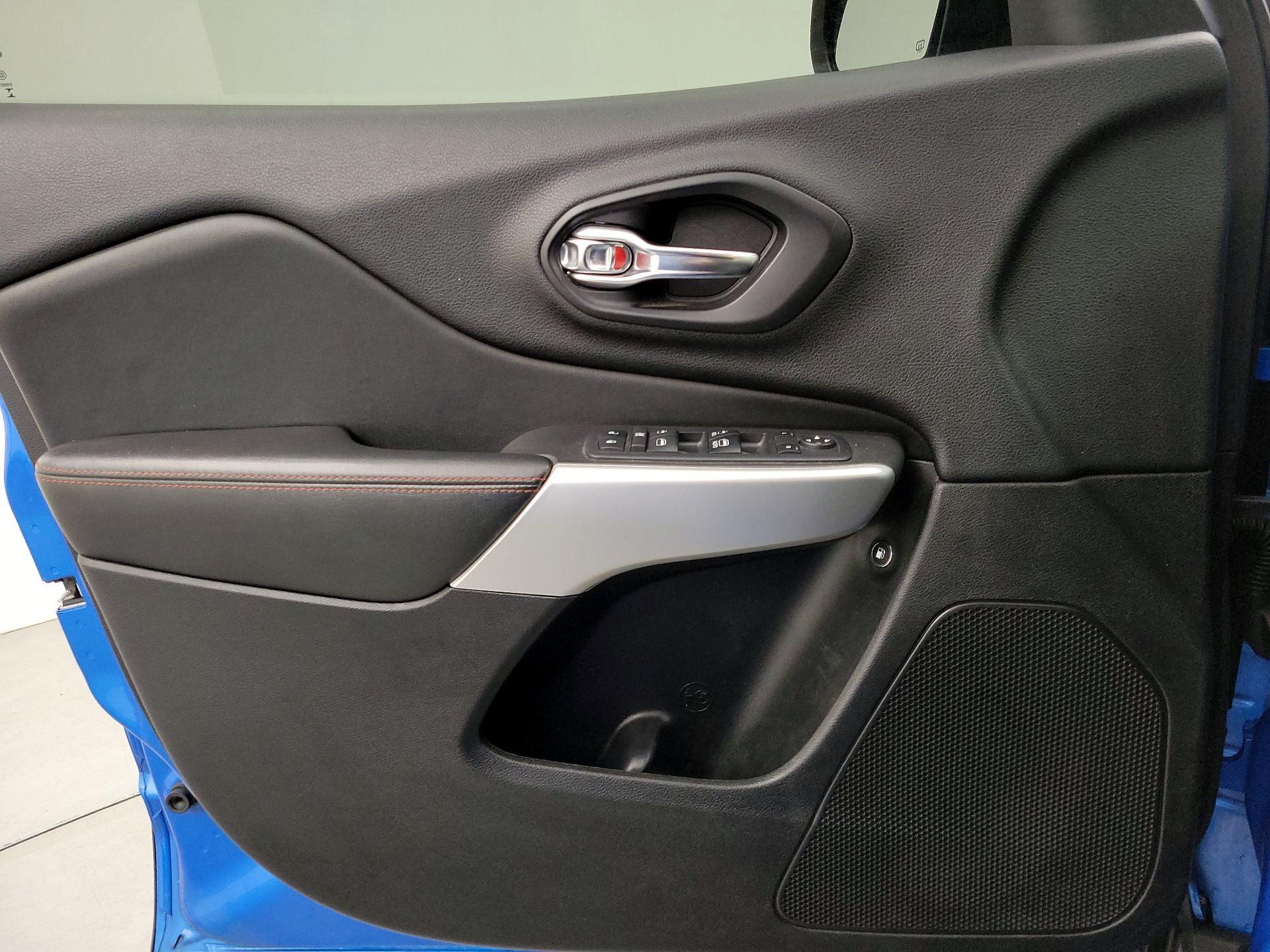 Thumbnail: 2018 Jeep Cherokee - 12