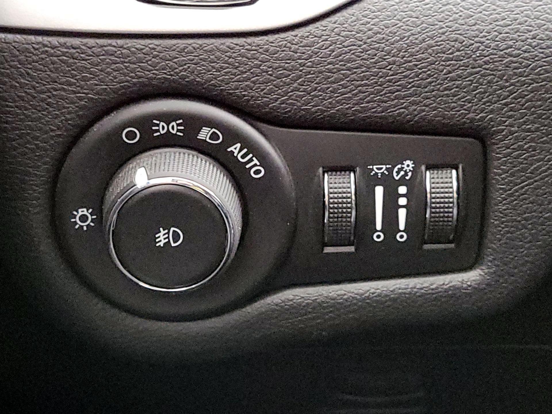 Thumbnail: 2018 Jeep Cherokee - 13